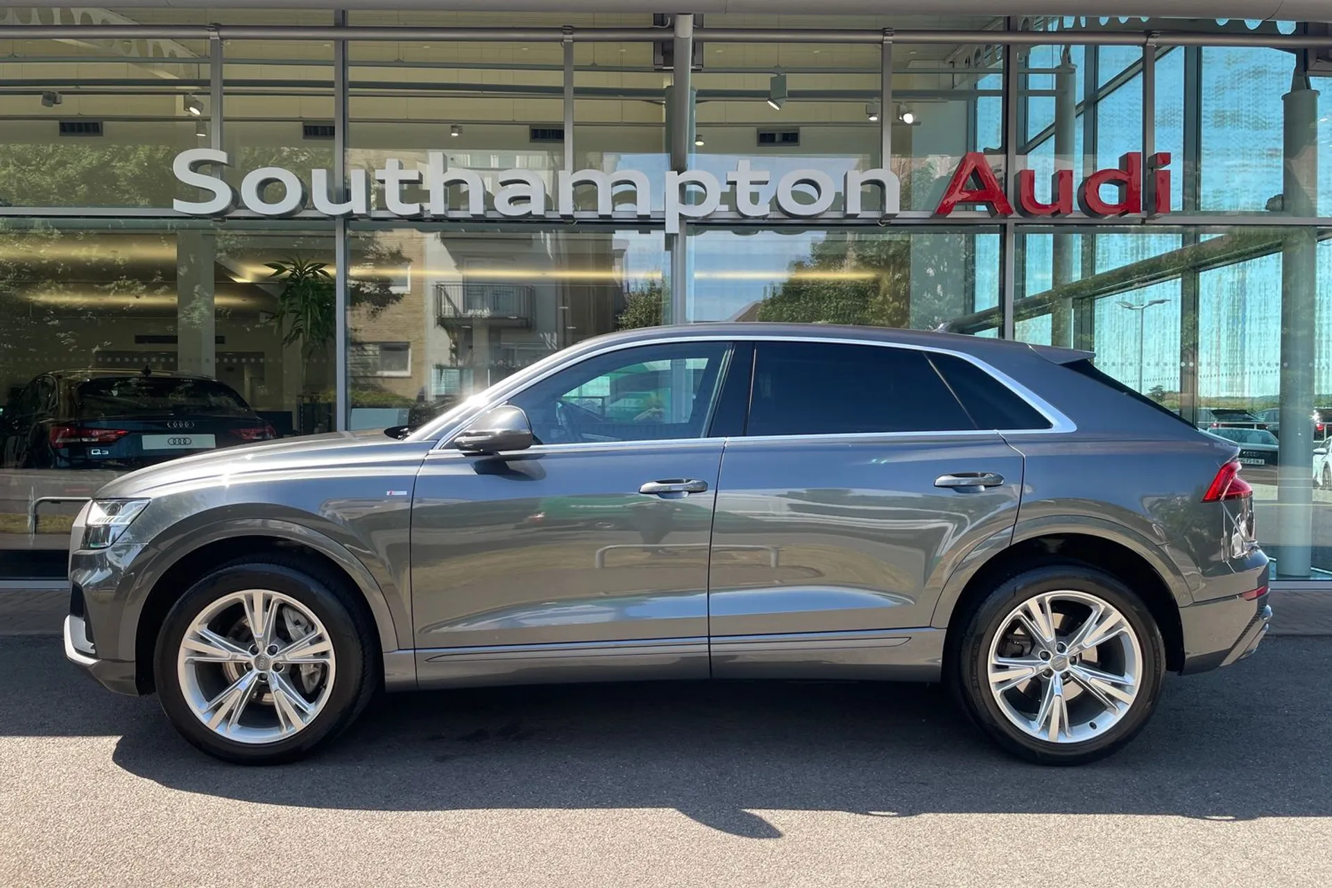 Audi Q8 thumbnail image number 8