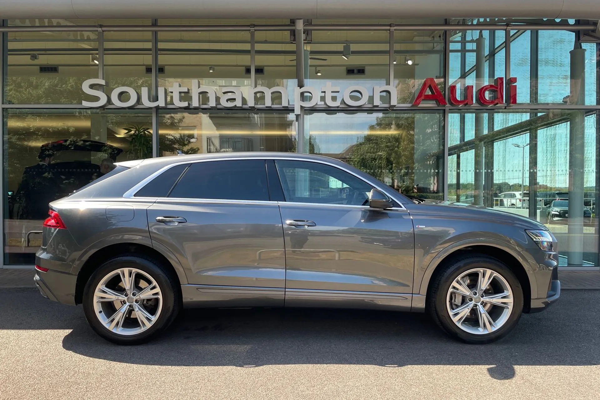 Audi Q8 thumbnail image number 2