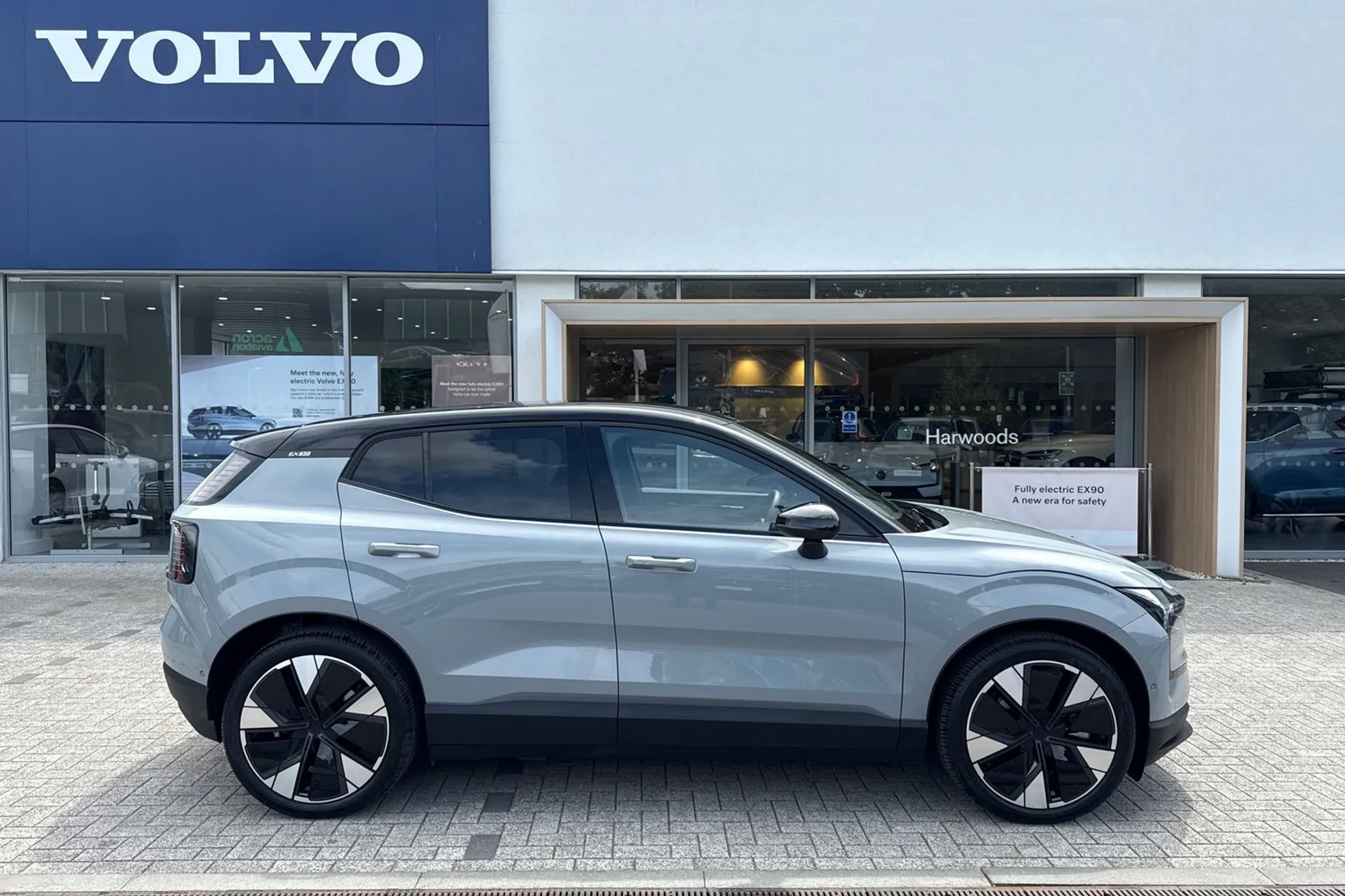 Volvo EX30 thumbnail image number 2