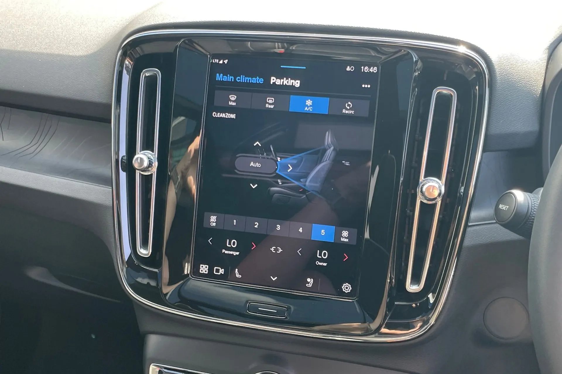 Volvo XC40 thumbnail image number 39