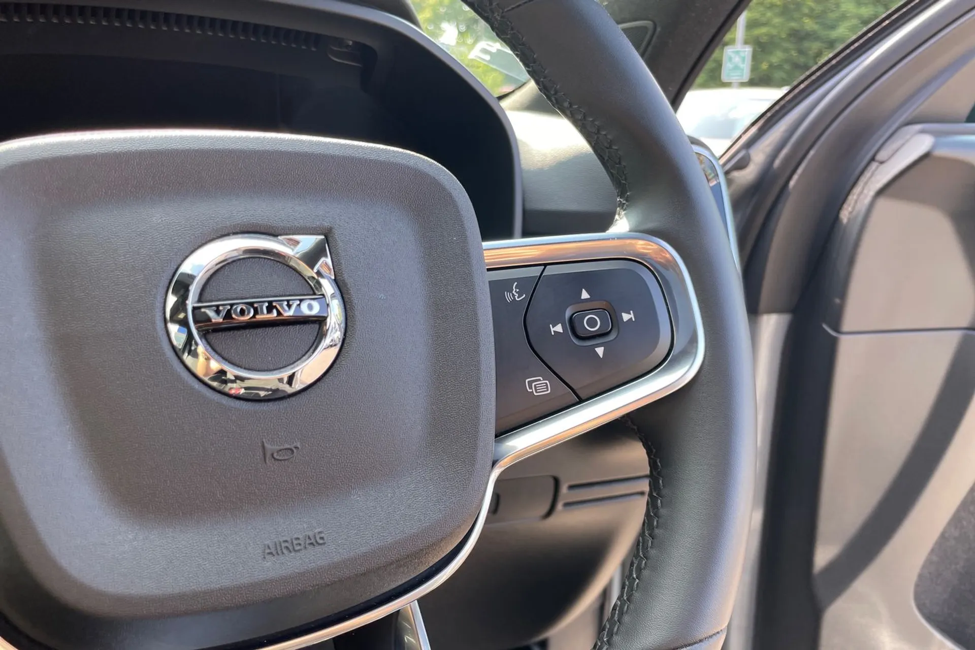 Volvo XC40 thumbnail image number 36
