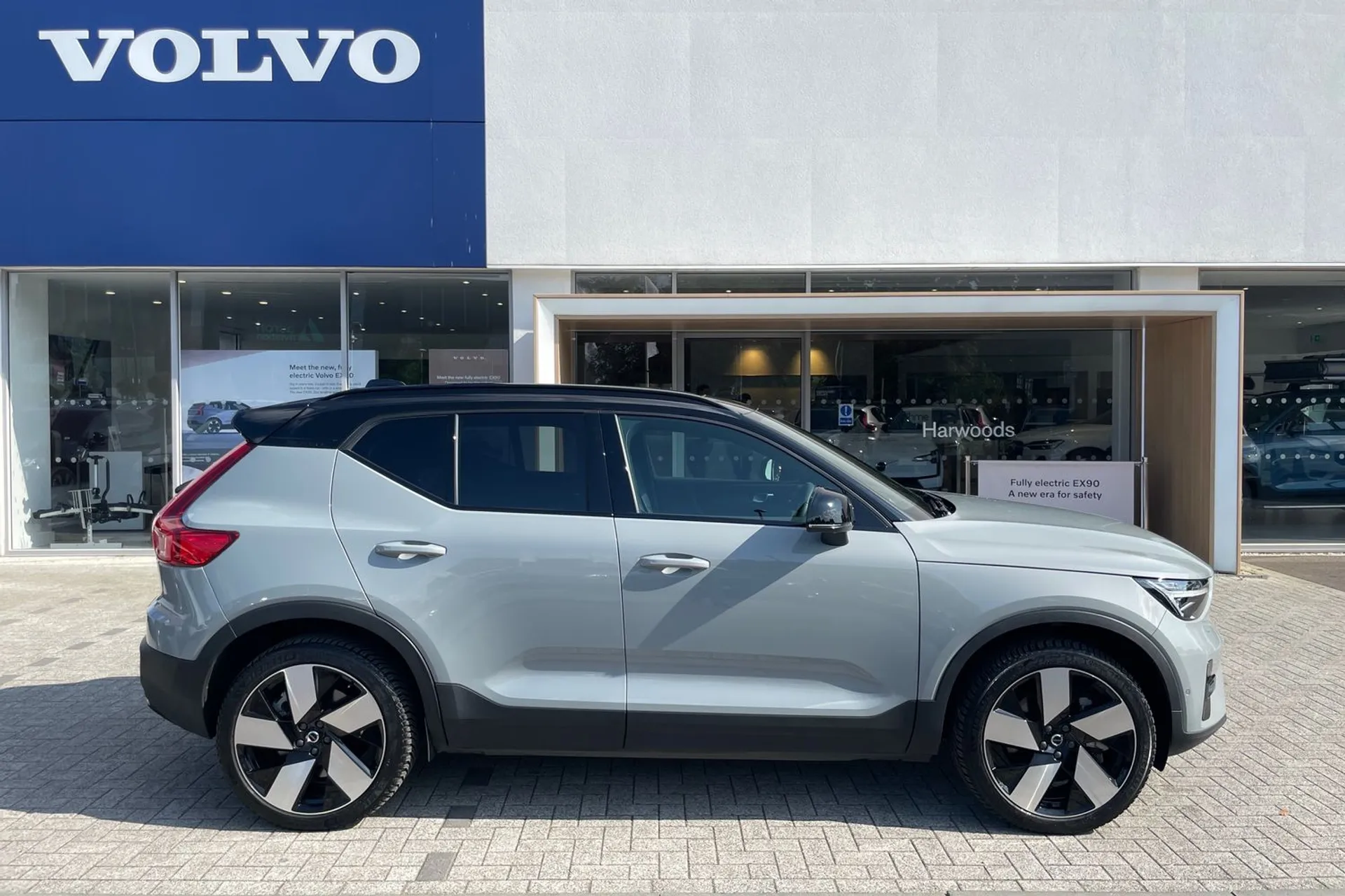Volvo XC40 thumbnail image number 2