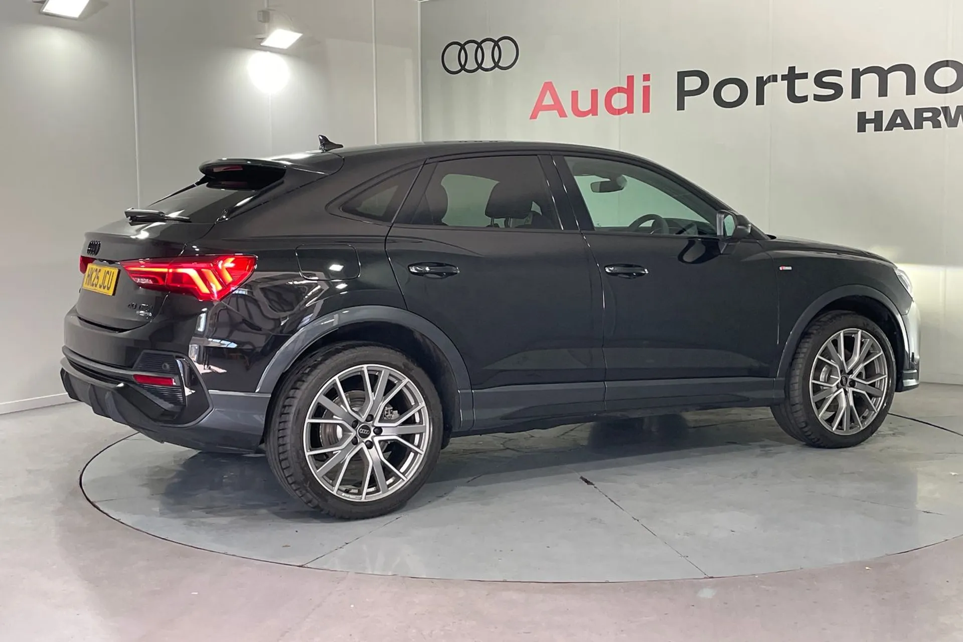 Audi Q3 thumbnail image number 10