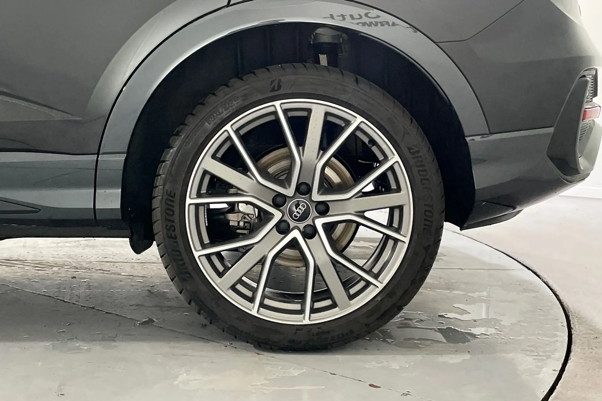 Audi Q3 thumbnail image number 12