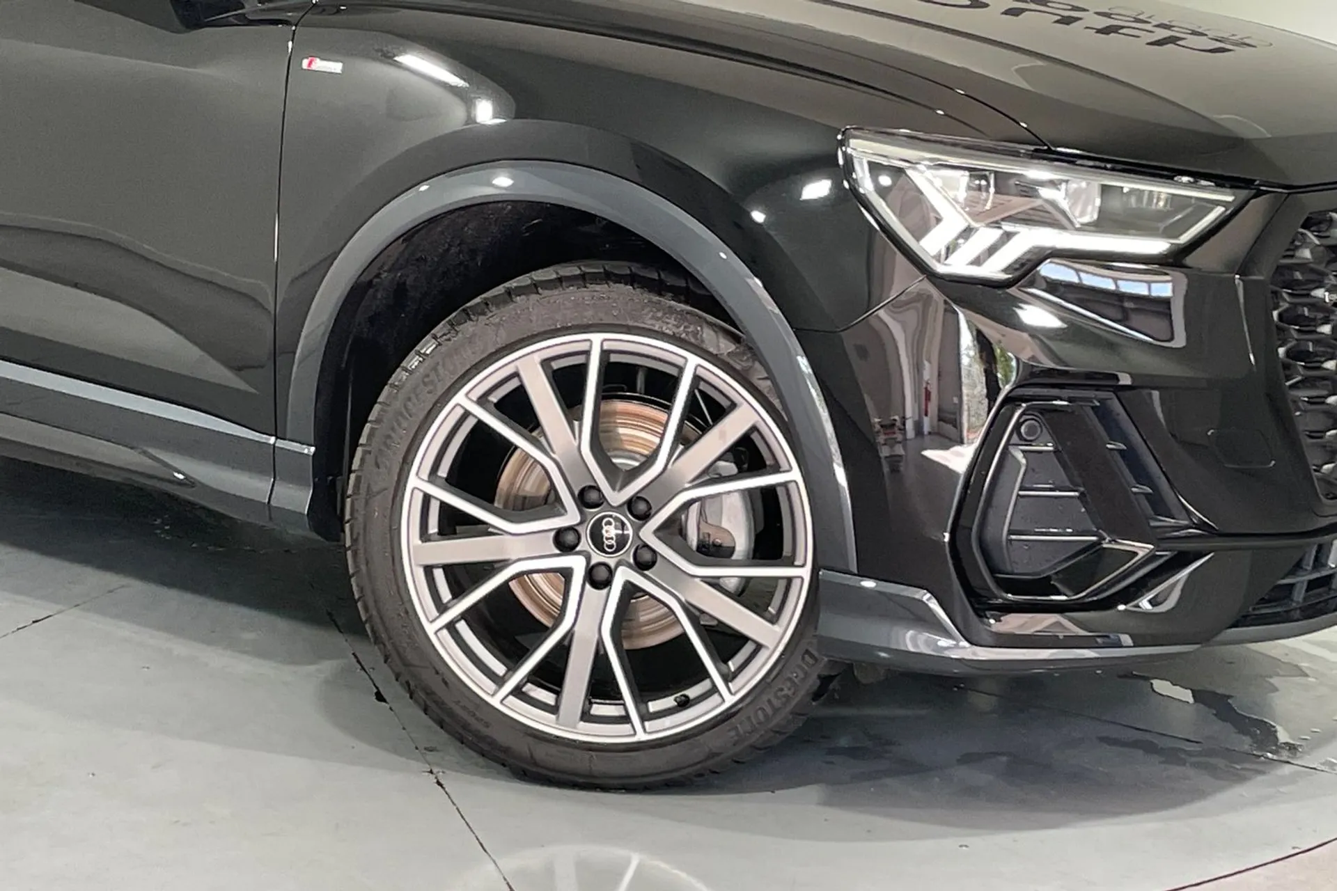Audi Q3 thumbnail image number 9