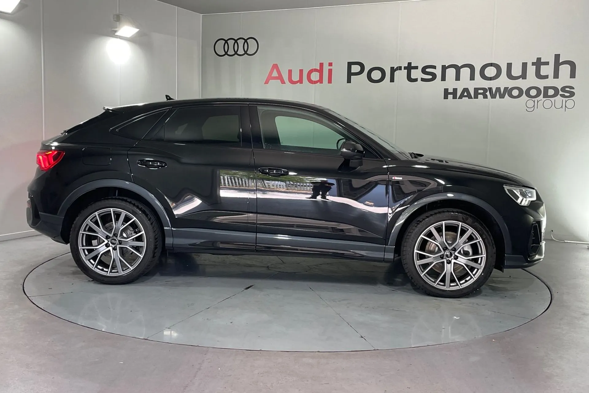 Audi Q3 thumbnail image number 2