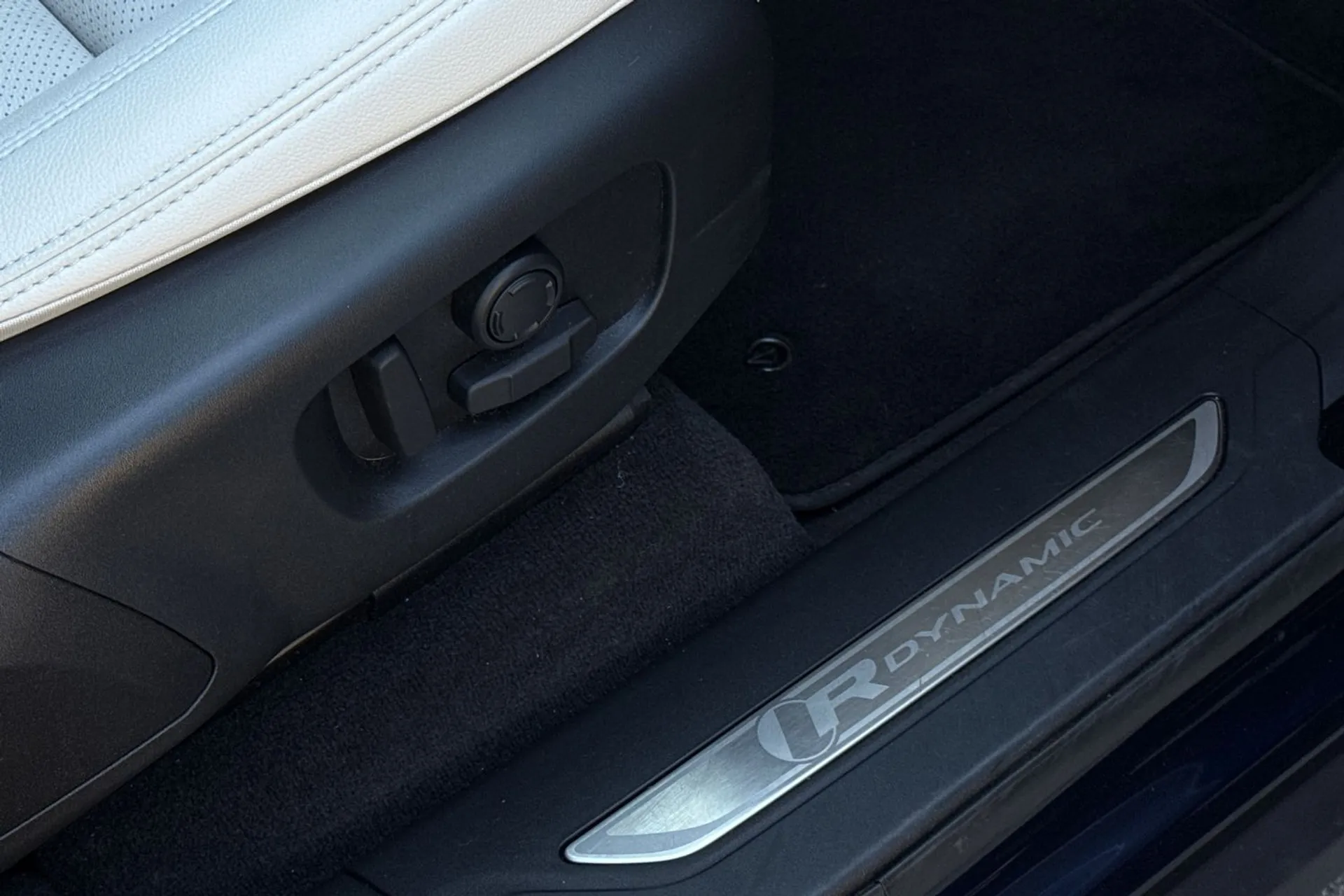 LAND ROVER RANGE ROVER VELAR thumbnail image number 42