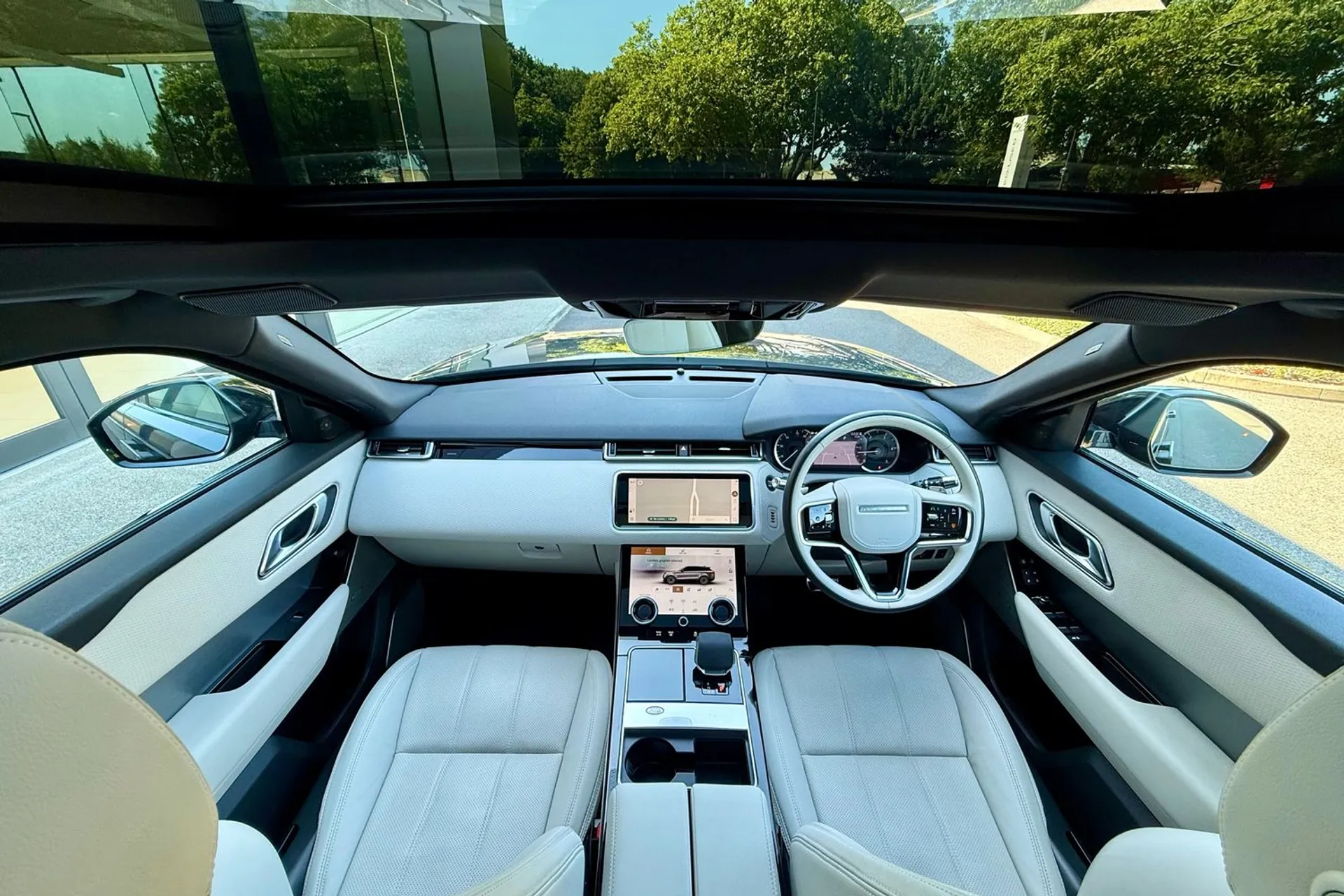 LAND ROVER RANGE ROVER VELAR thumbnail image number 3