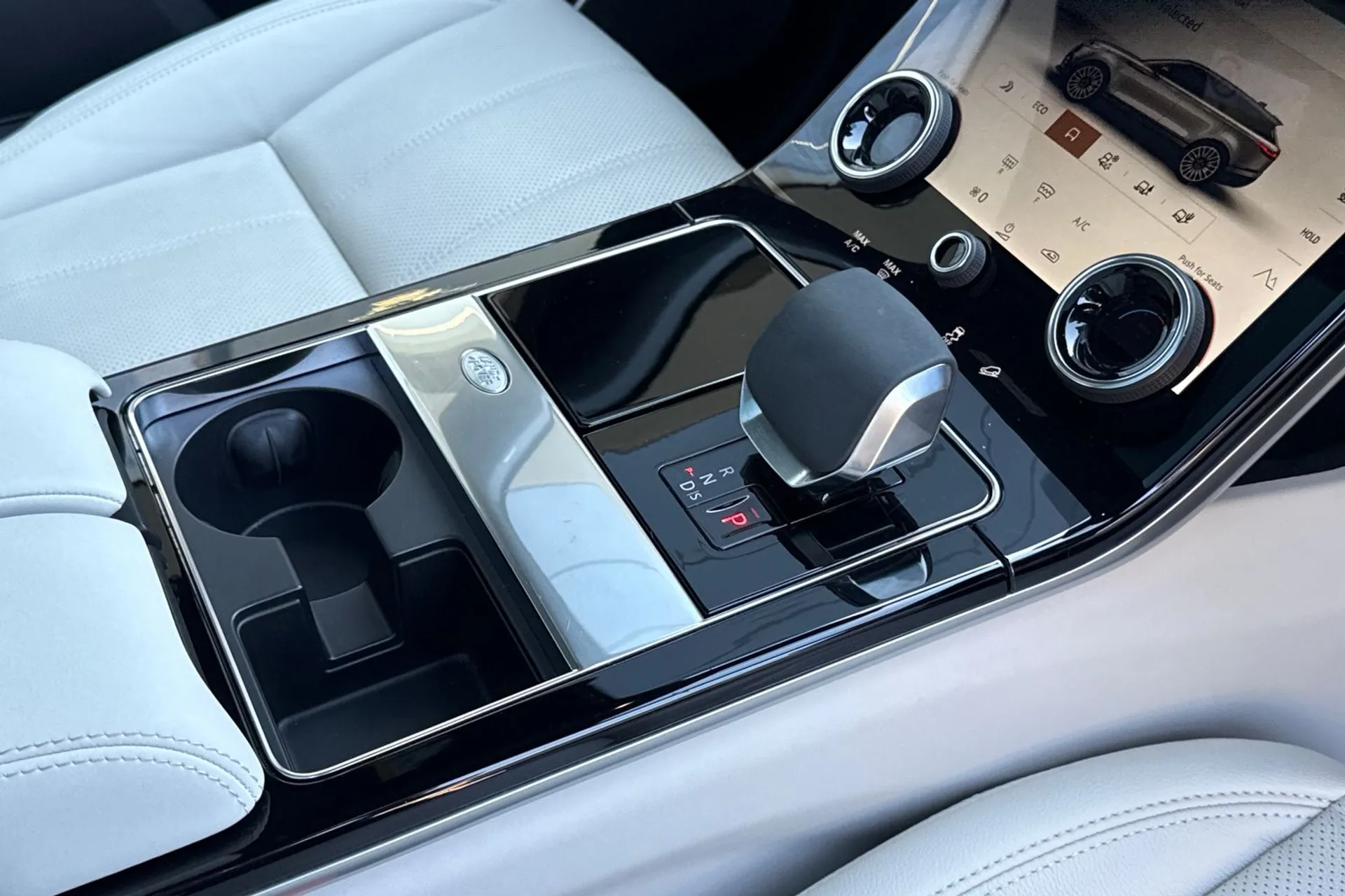 LAND ROVER RANGE ROVER VELAR thumbnail image number 27