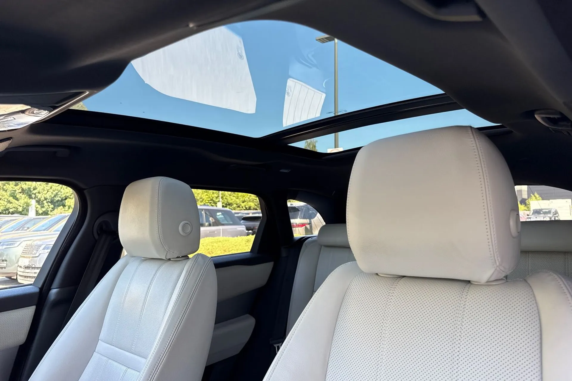 LAND ROVER RANGE ROVER VELAR thumbnail image number 4