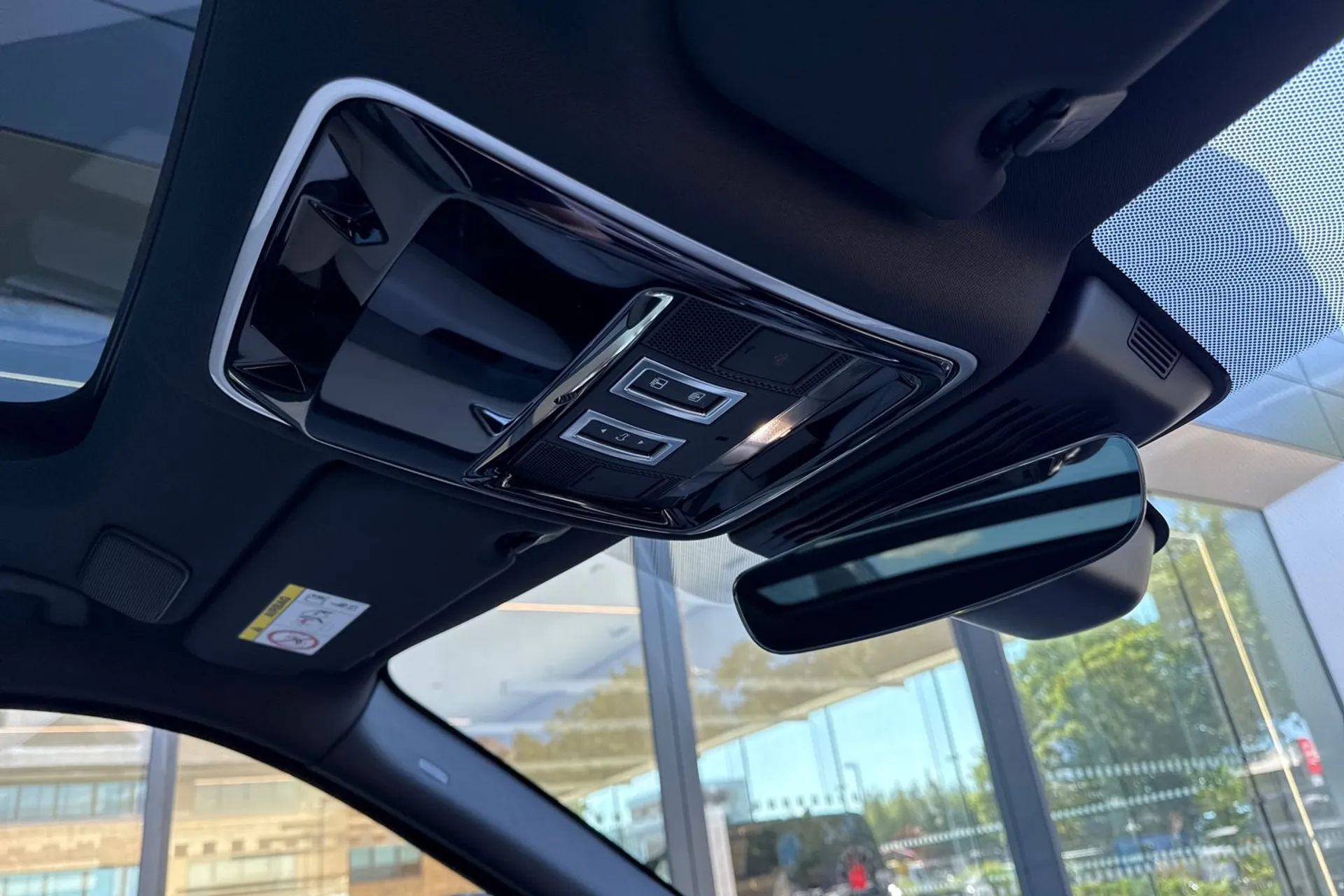 LAND ROVER RANGE ROVER VELAR thumbnail image number 28