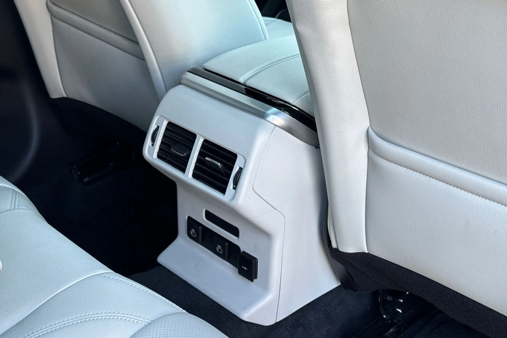 LAND ROVER RANGE ROVER VELAR thumbnail image number 39