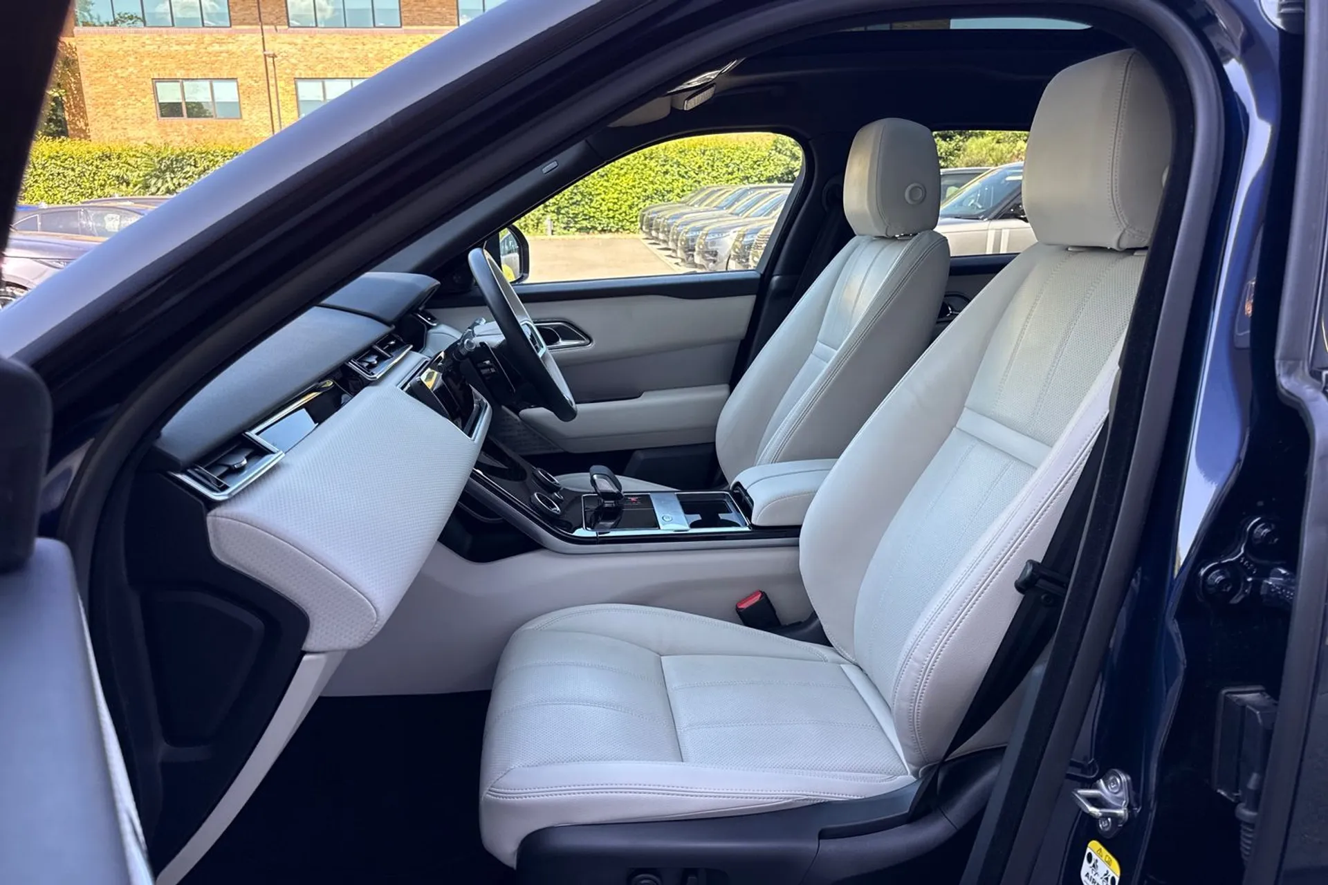 LAND ROVER RANGE ROVER VELAR thumbnail image number 46