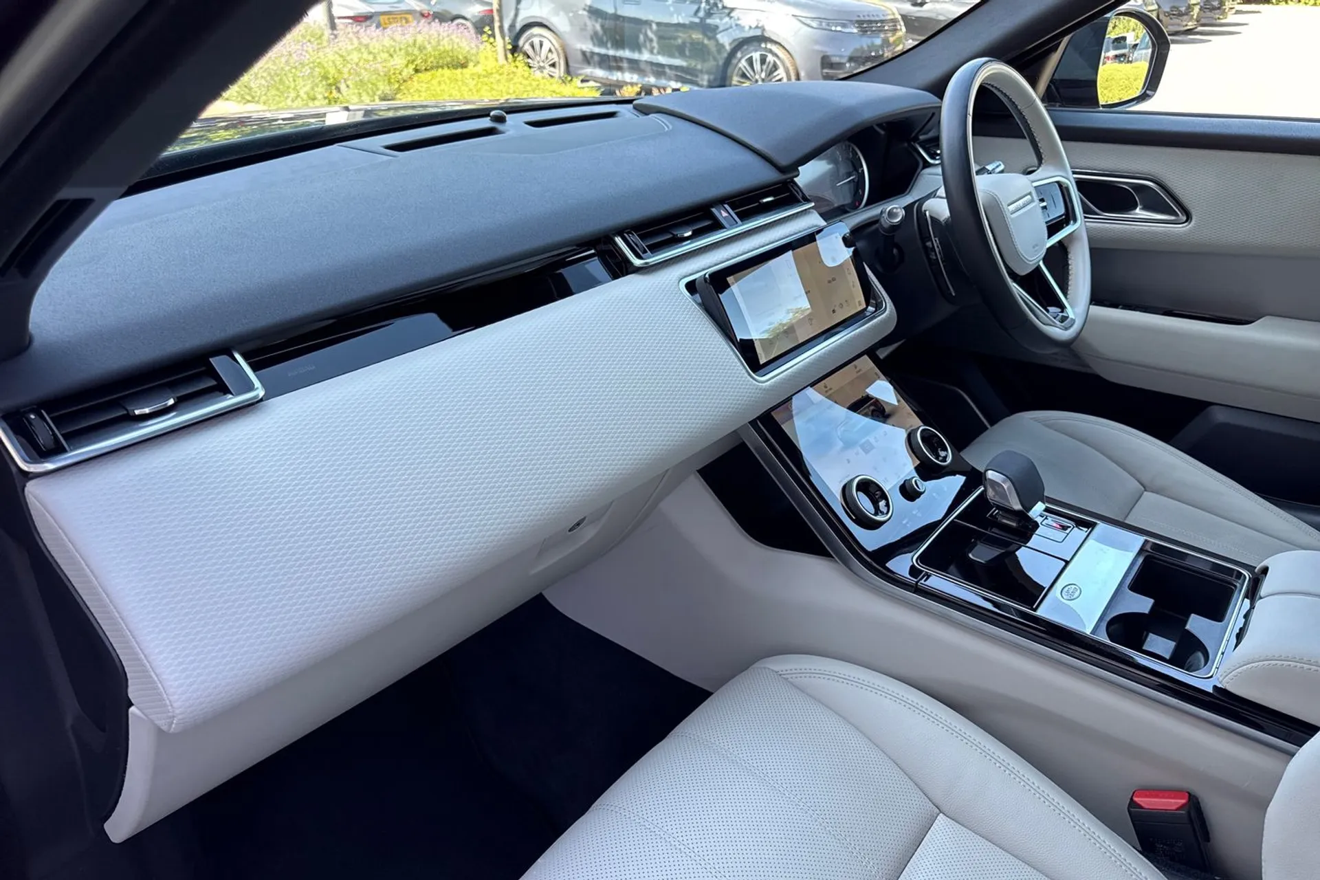 LAND ROVER RANGE ROVER VELAR thumbnail image number 45