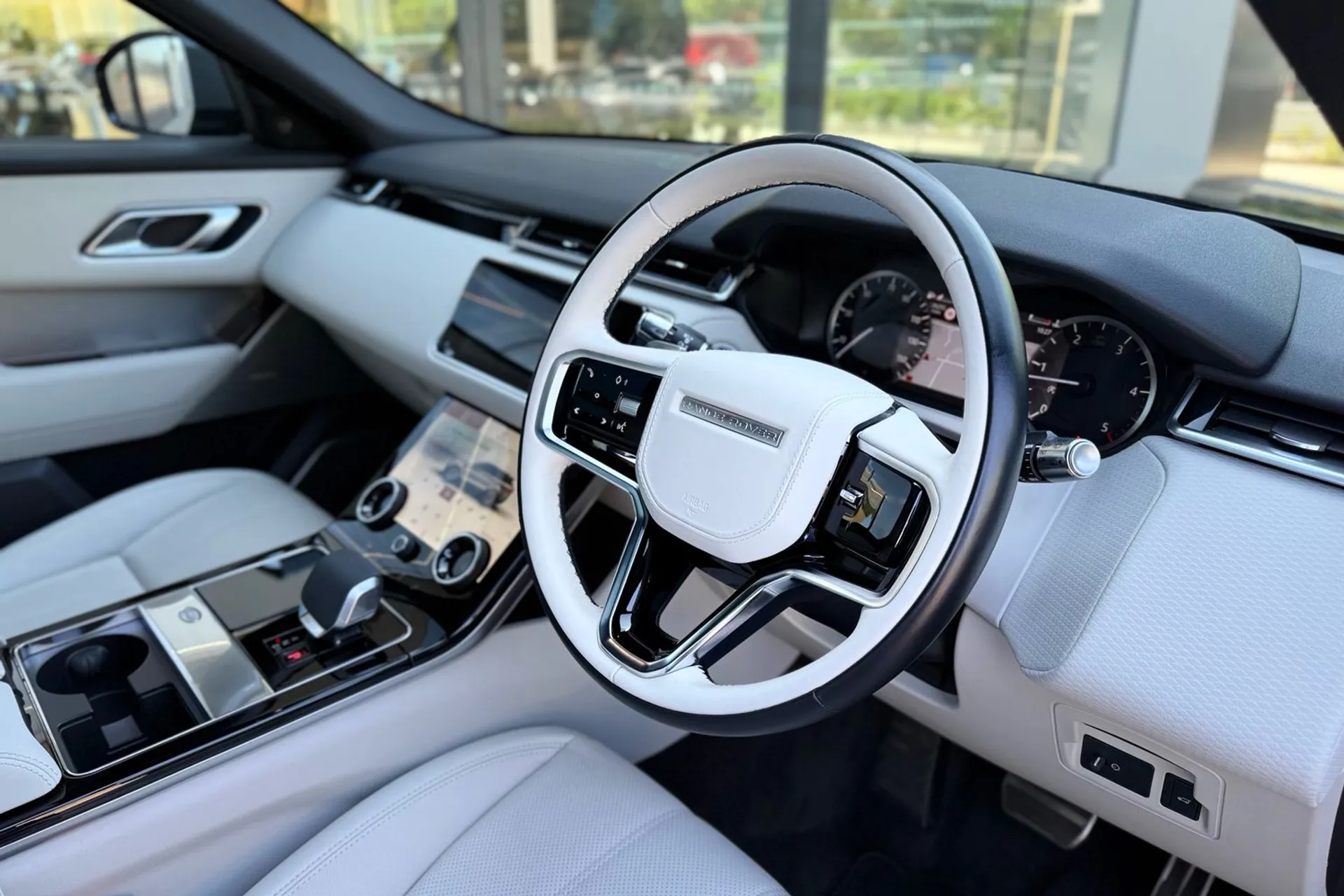LAND ROVER RANGE ROVER VELAR thumbnail image number 43