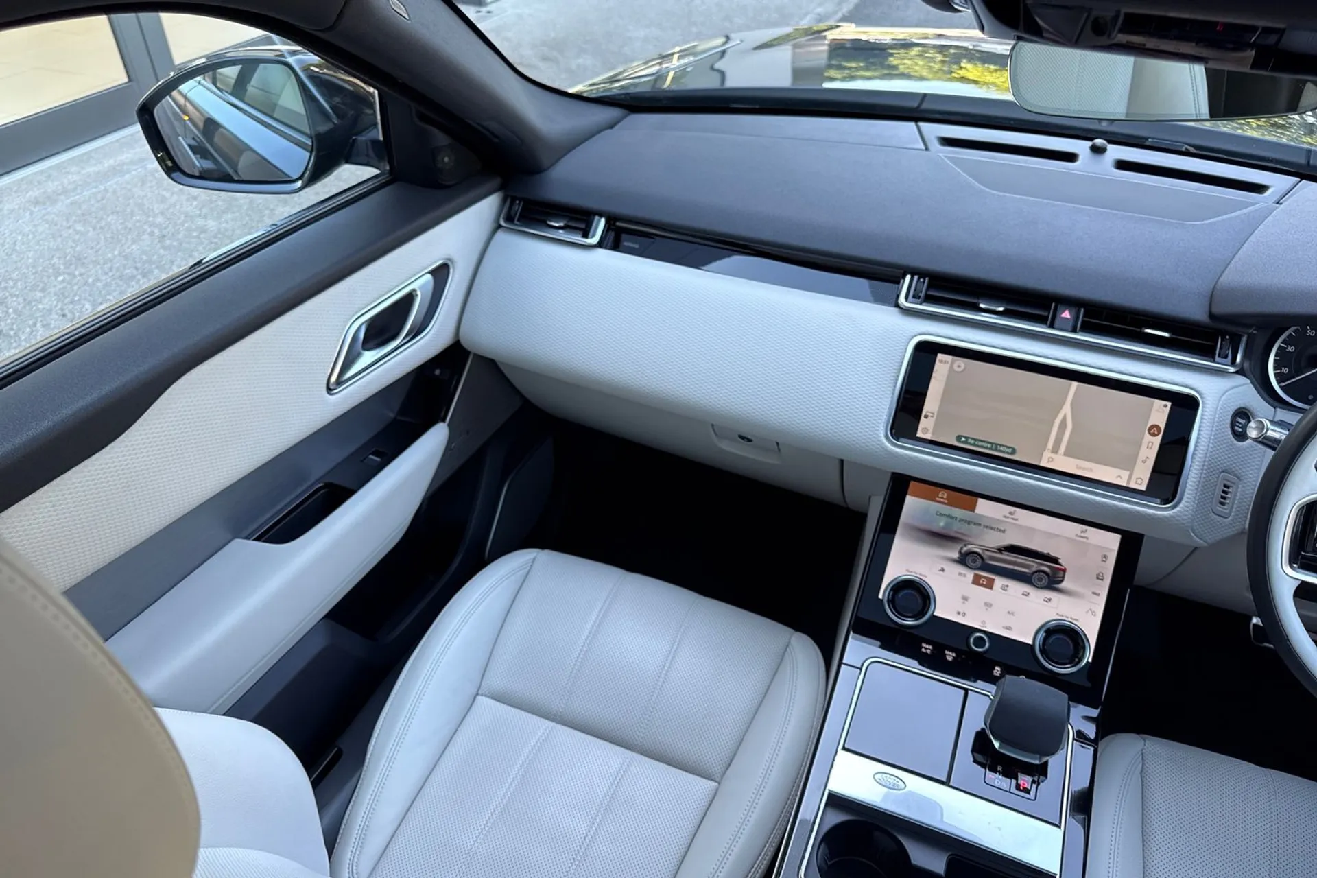LAND ROVER RANGE ROVER VELAR thumbnail image number 26