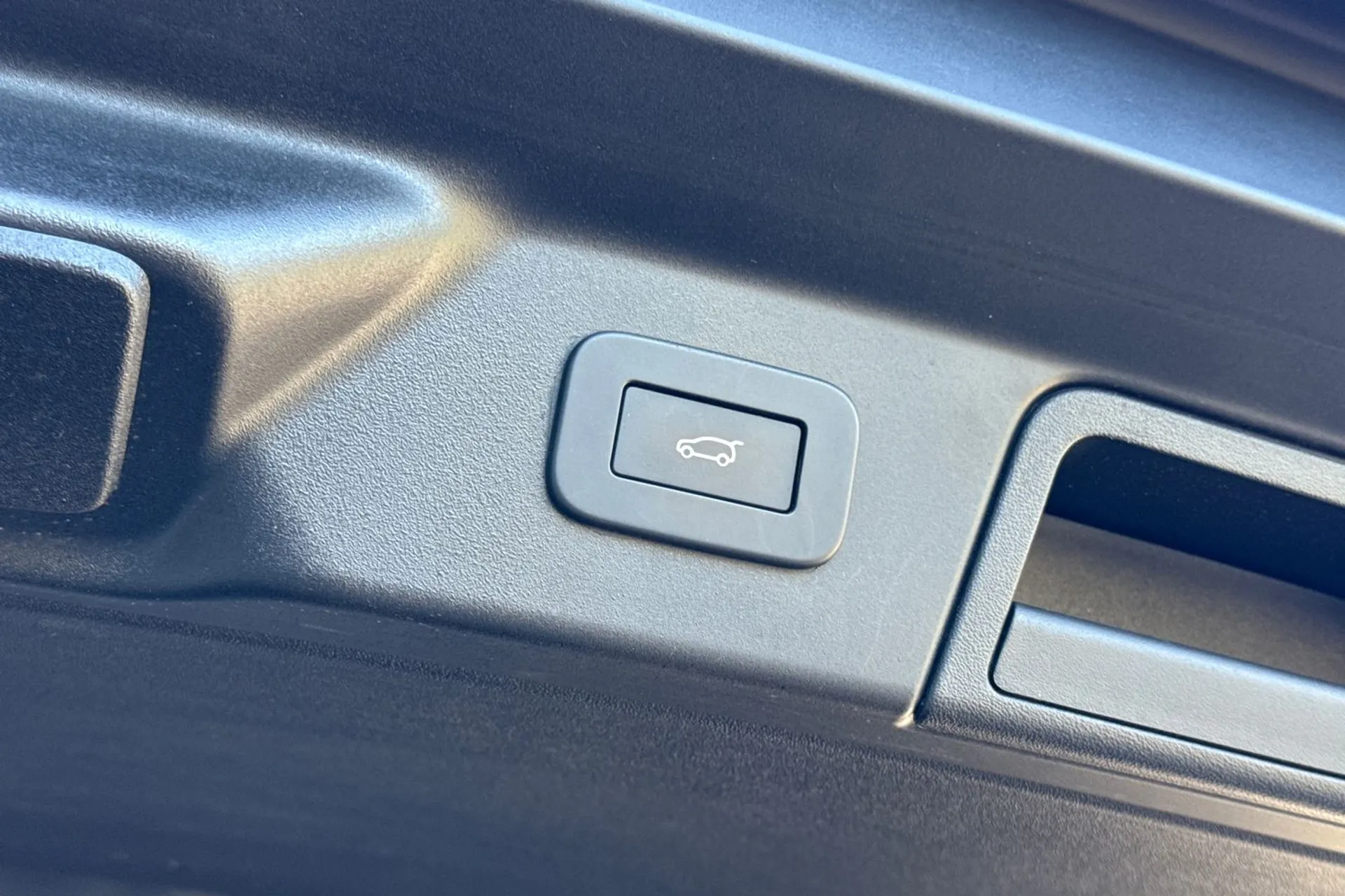 LAND ROVER RANGE ROVER VELAR thumbnail image number 32