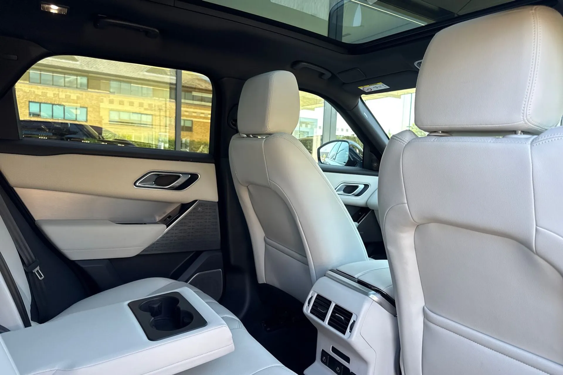 LAND ROVER RANGE ROVER VELAR thumbnail image number 36