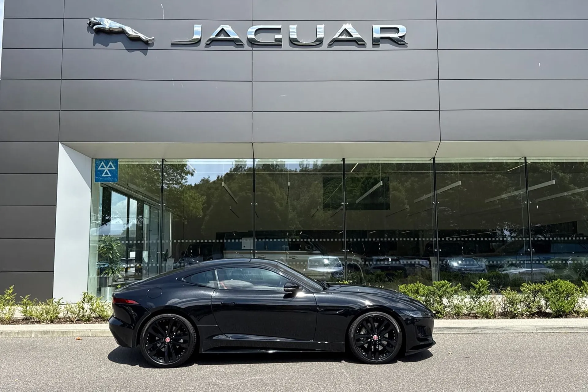 Jaguar F-TYPE thumbnail image number 2