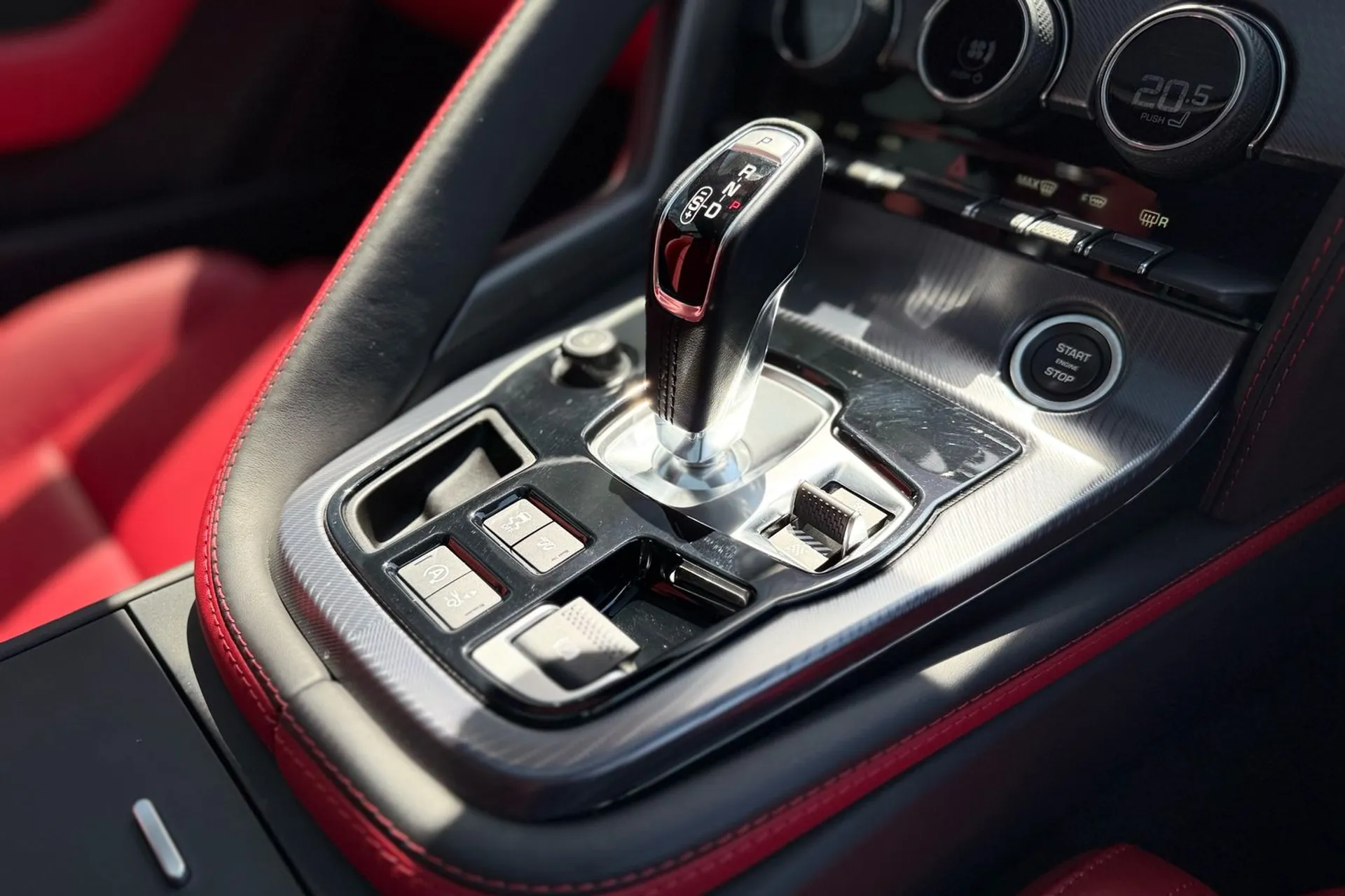 Jaguar F-TYPE thumbnail image number 27