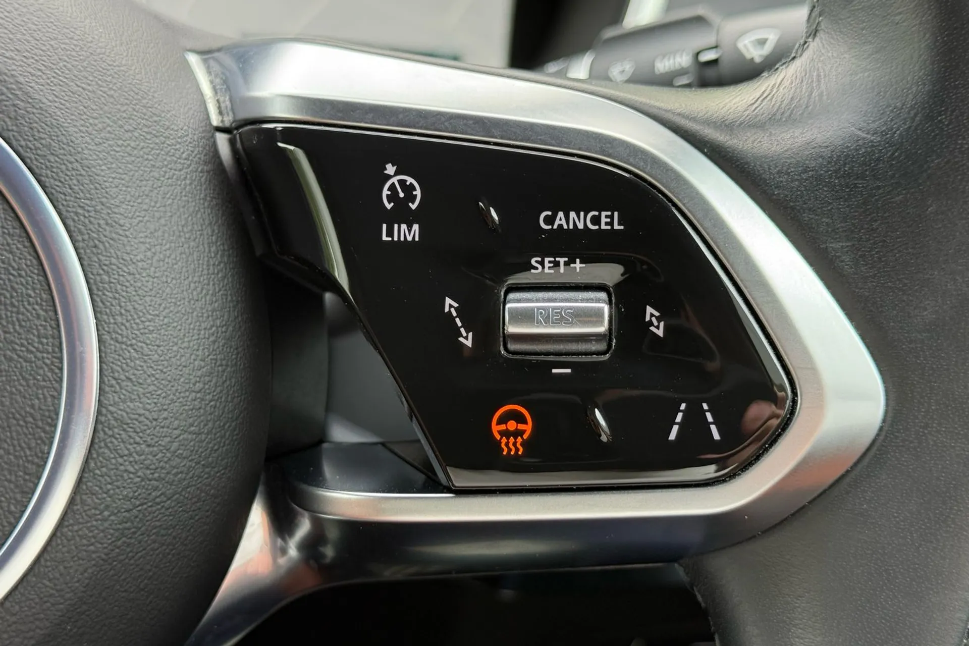 Jaguar I-PACE thumbnail image number 27