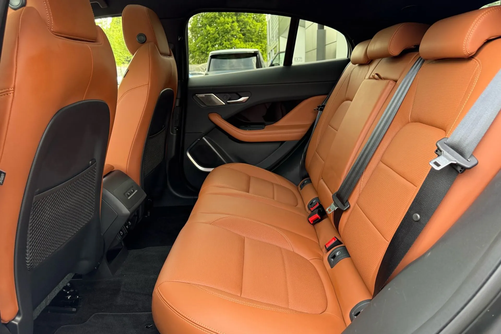 Jaguar I-PACE thumbnail image number 50