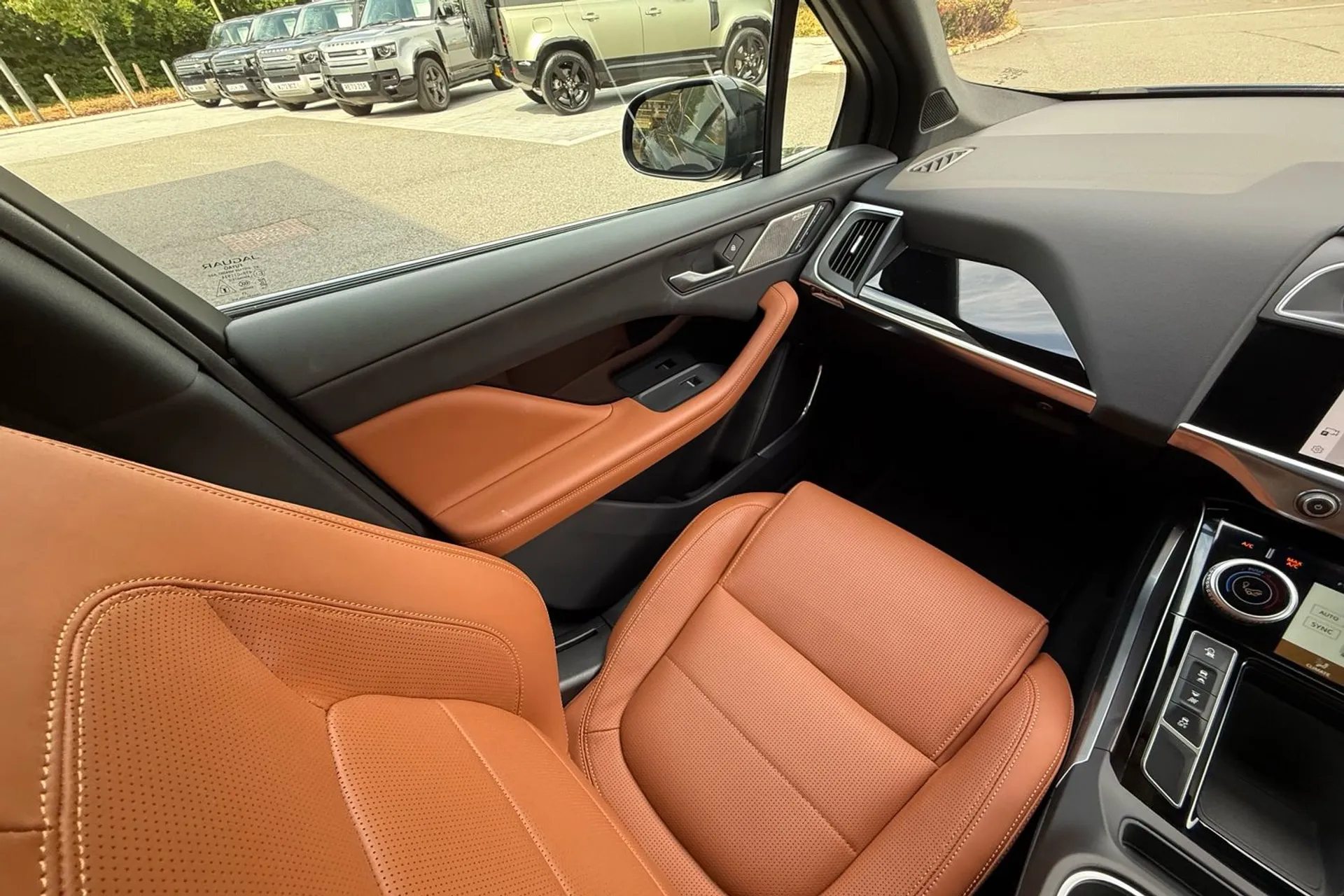 Jaguar I-PACE thumbnail image number 13