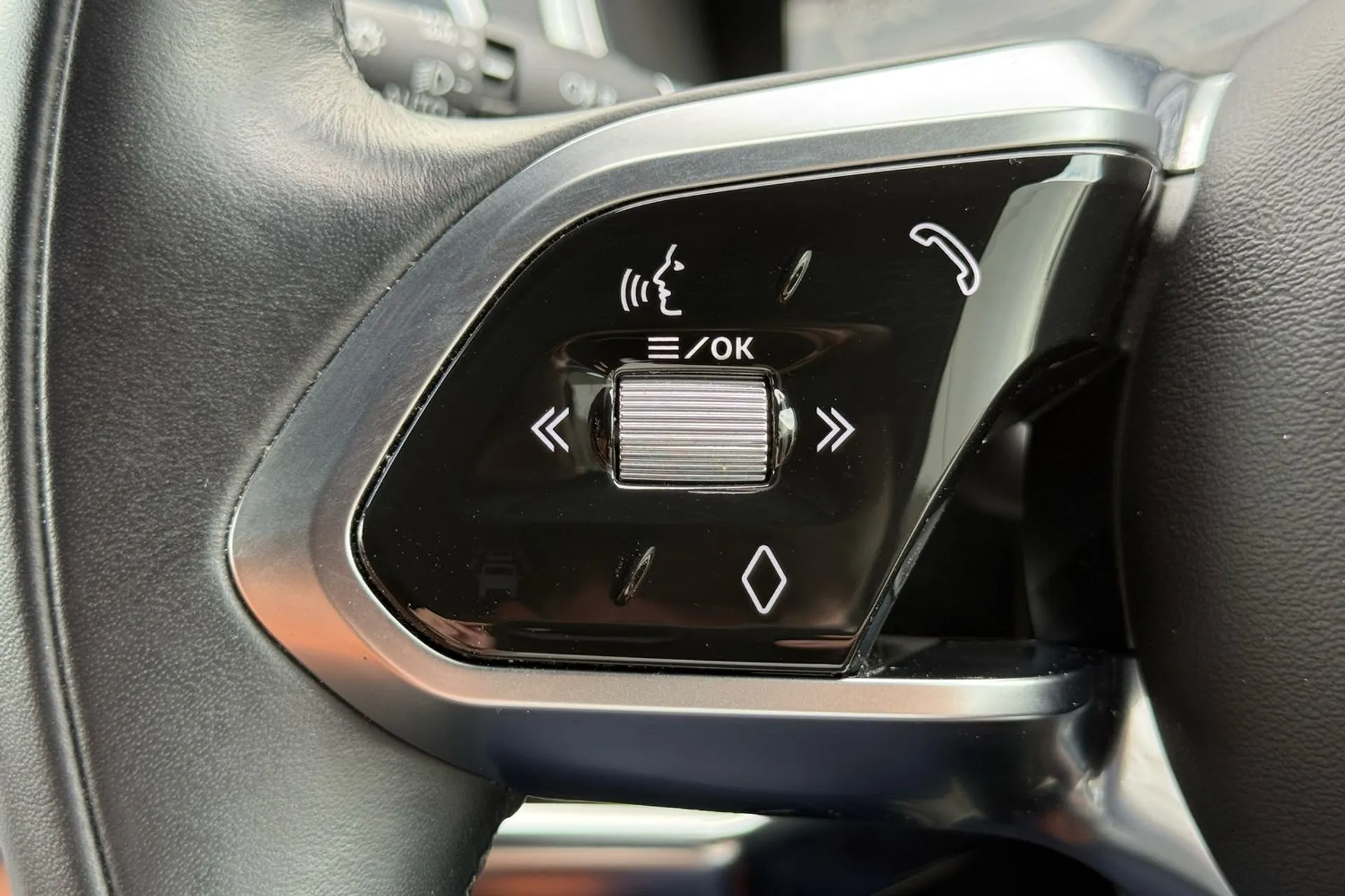 Jaguar I-PACE thumbnail image number 25