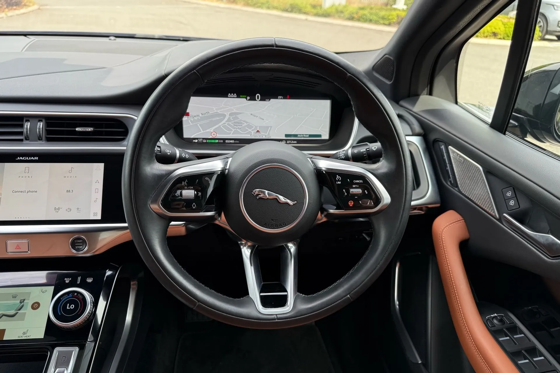 Jaguar I-PACE thumbnail image number 12