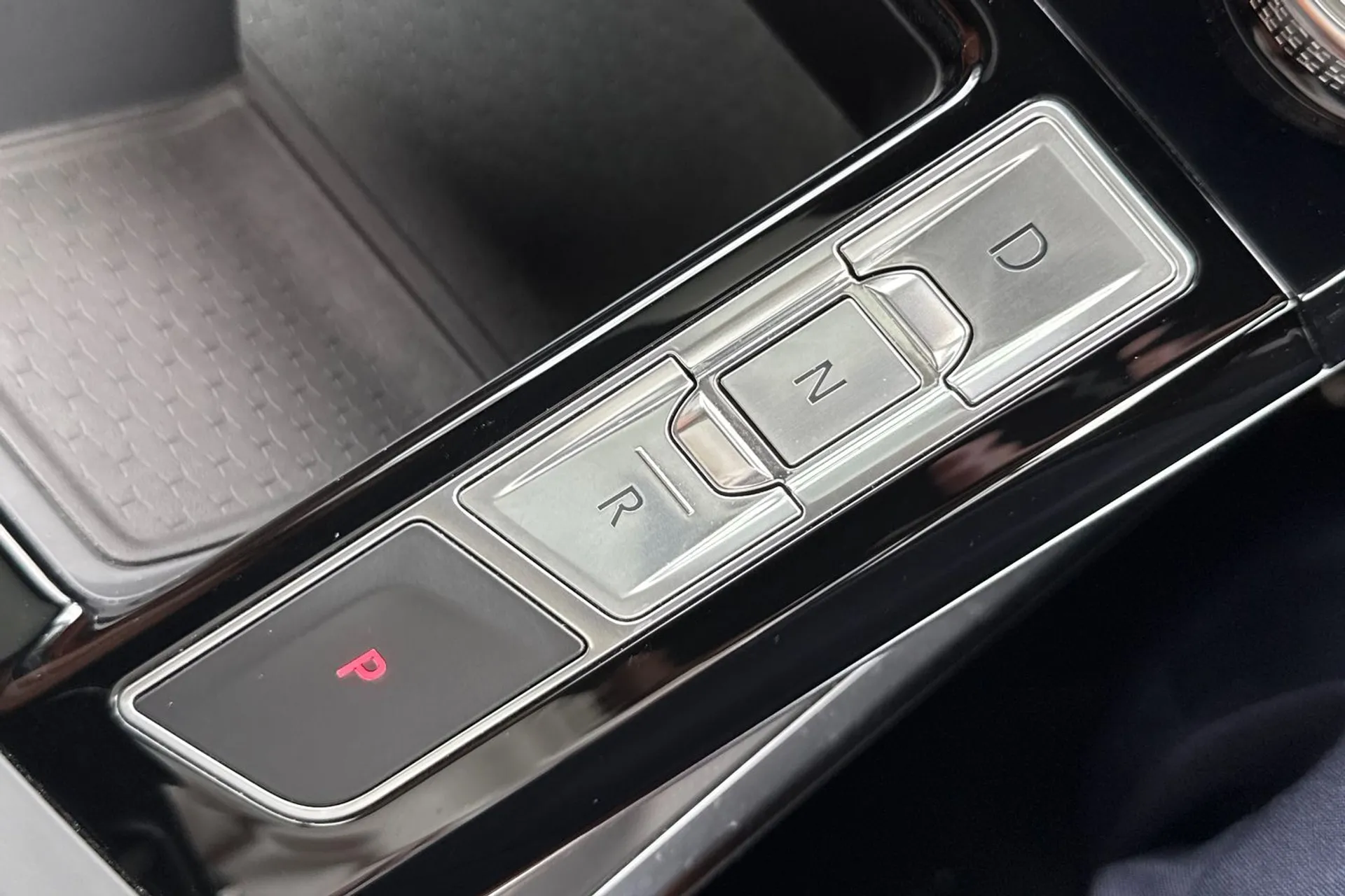 Jaguar I-PACE thumbnail image number 19