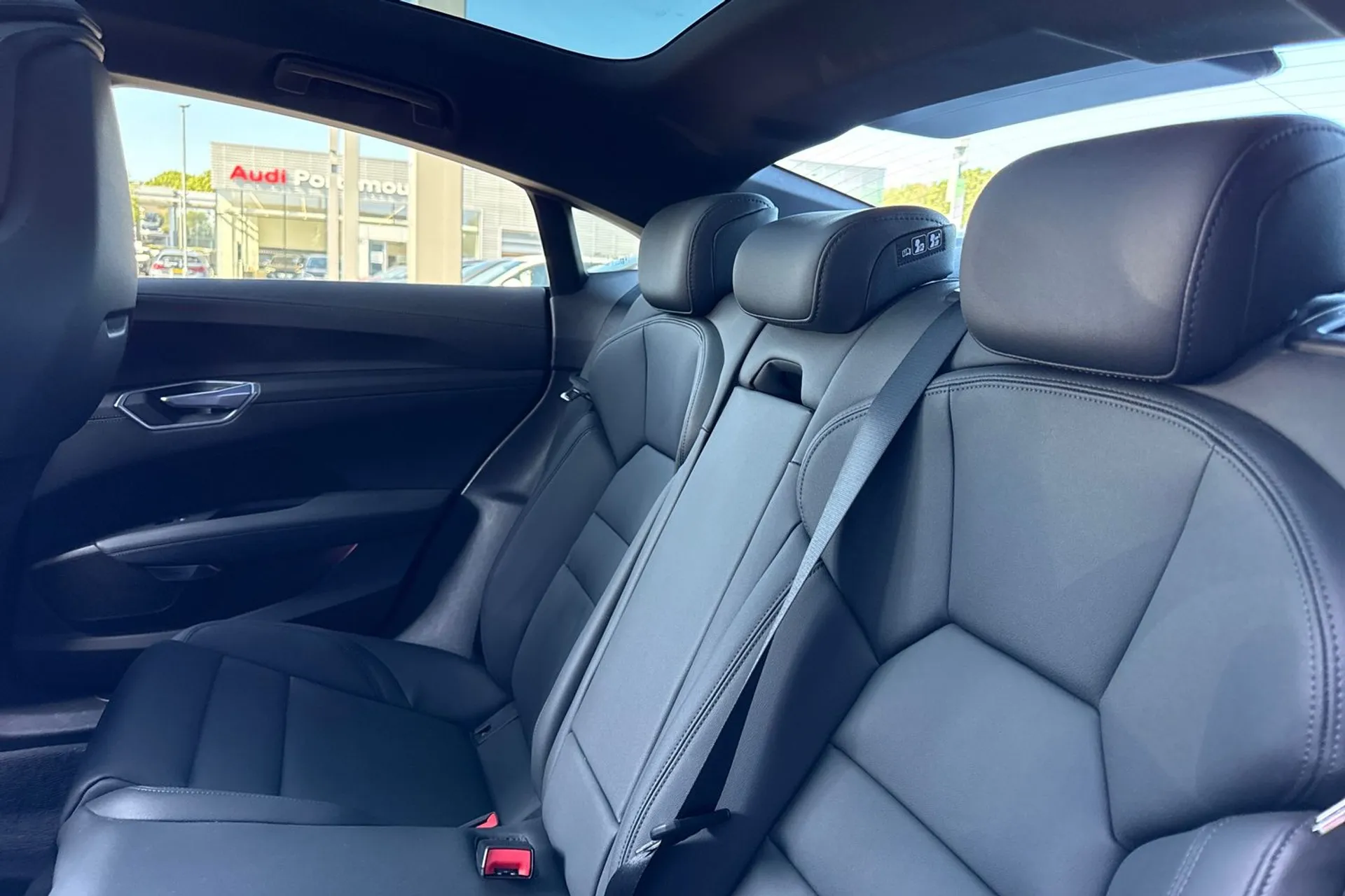 Audi e-tron GT thumbnail image number 32
