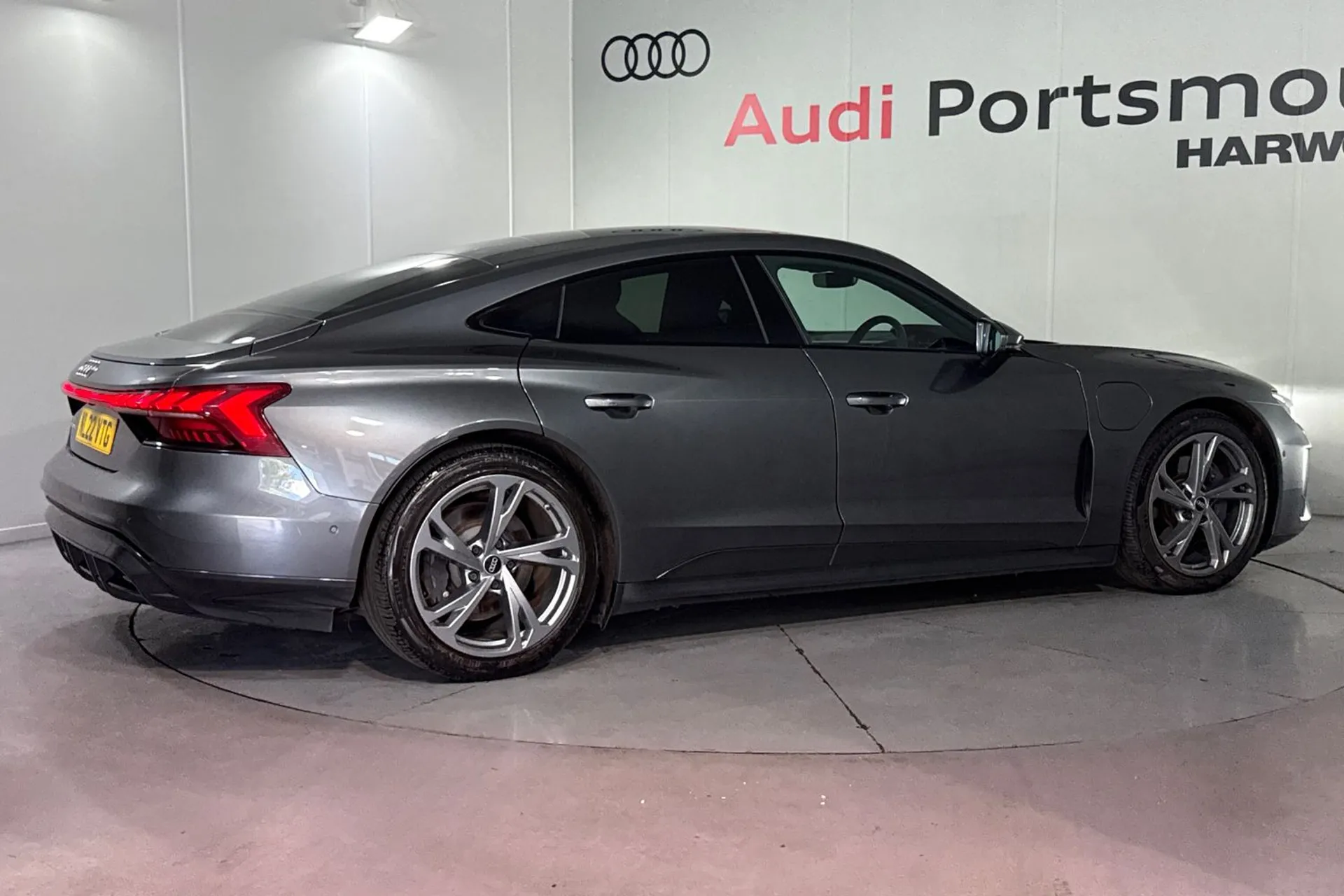 Audi e-tron GT thumbnail image number 10