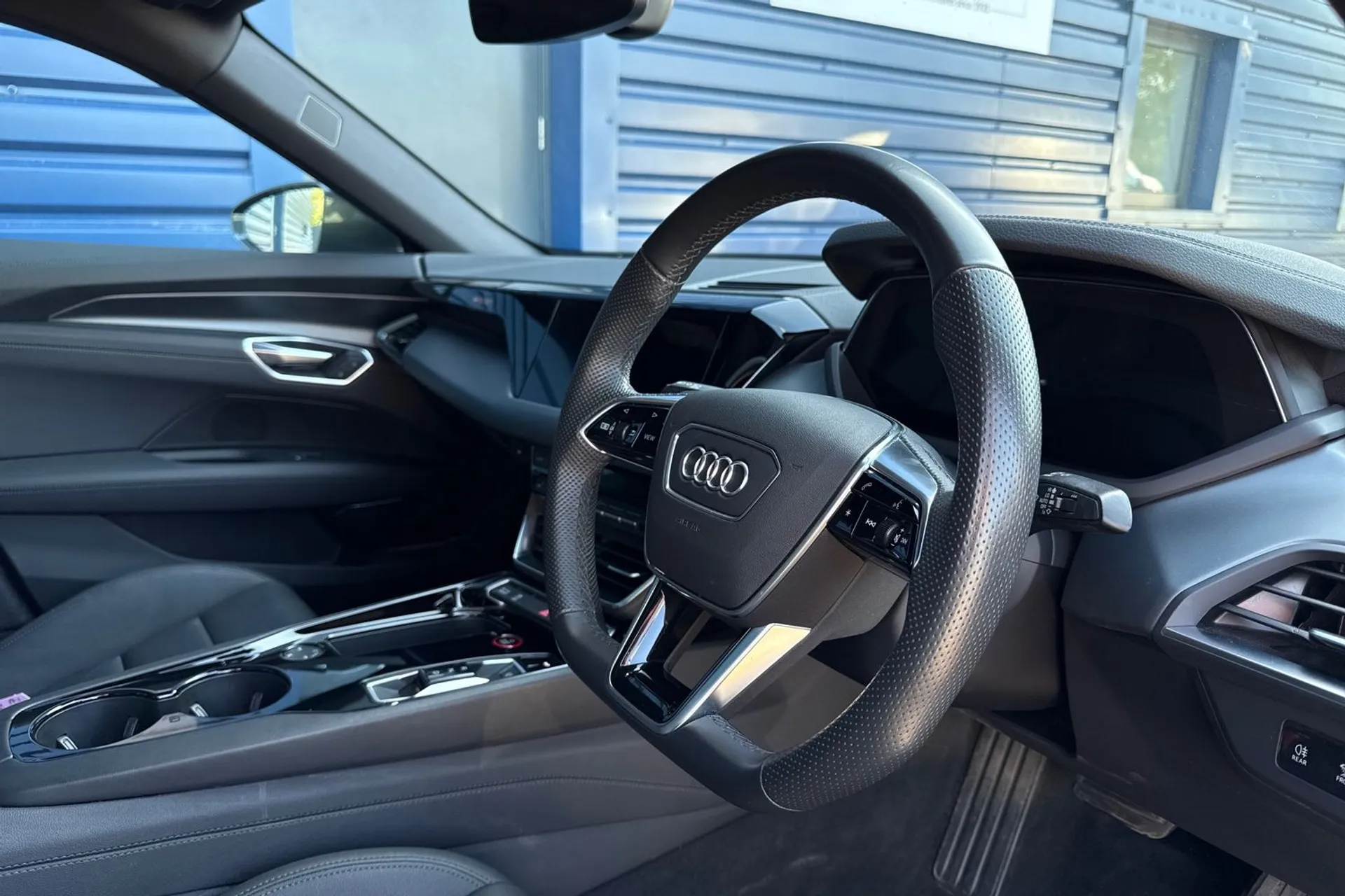 Audi e-tron GT thumbnail image number 27