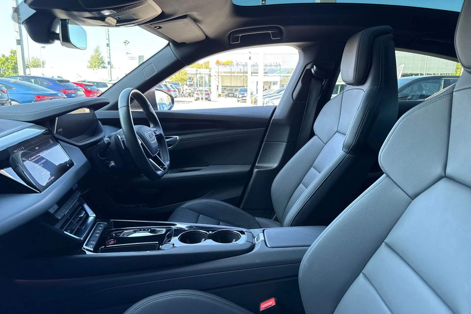Audi e-tron GT thumbnail image number 30