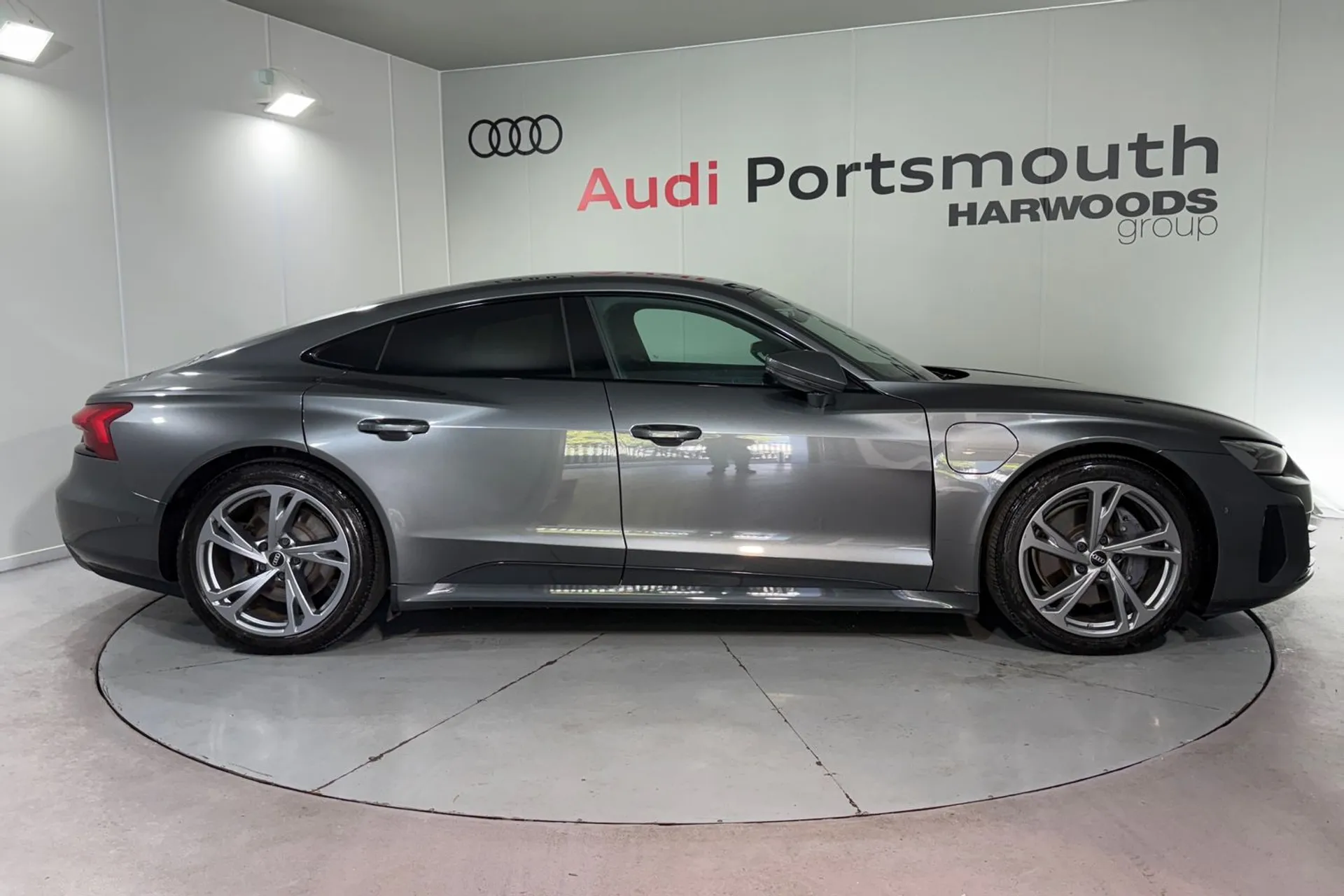 Audi e-tron GT thumbnail image number 2