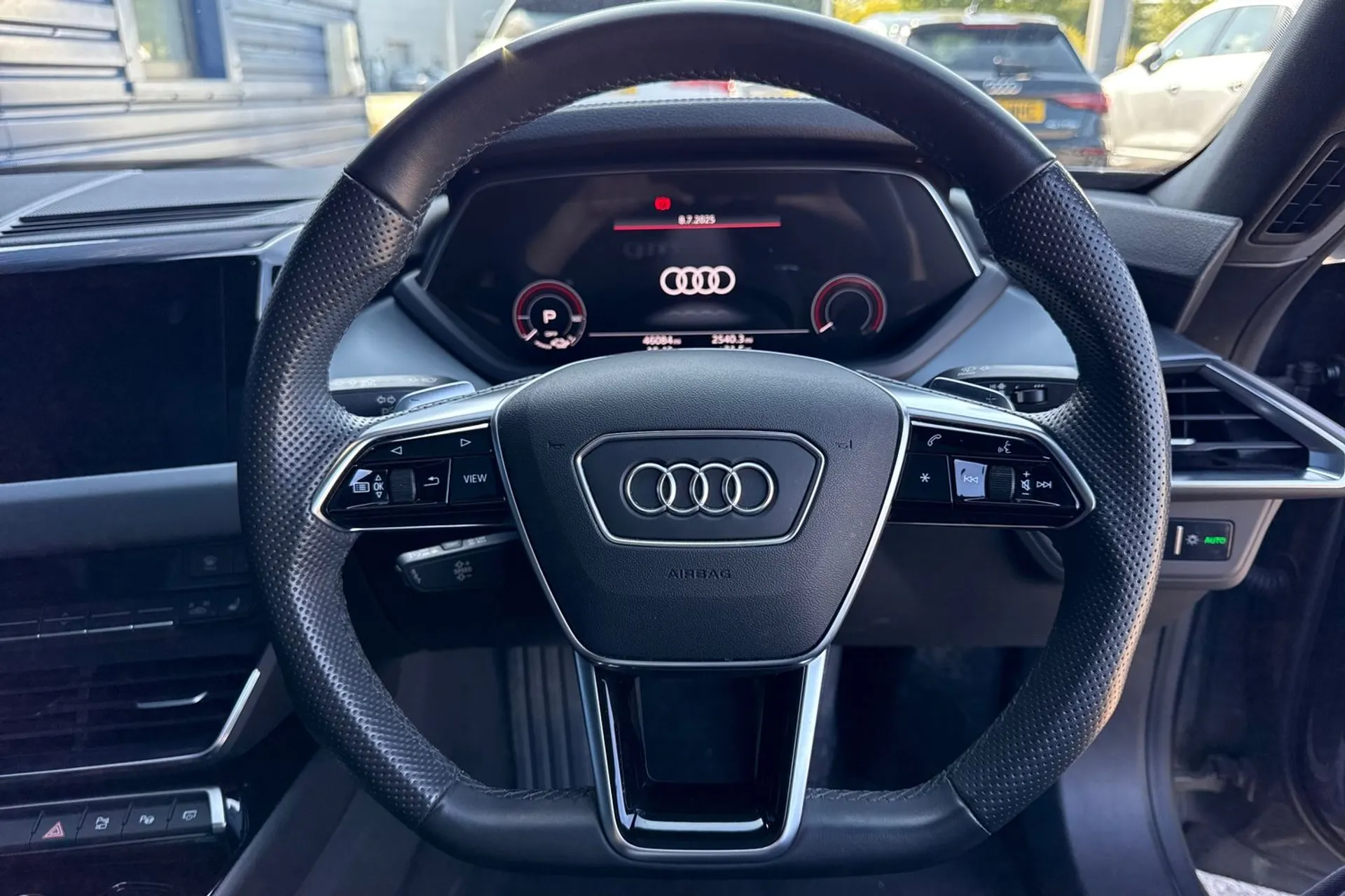 Audi e-tron GT thumbnail image number 39