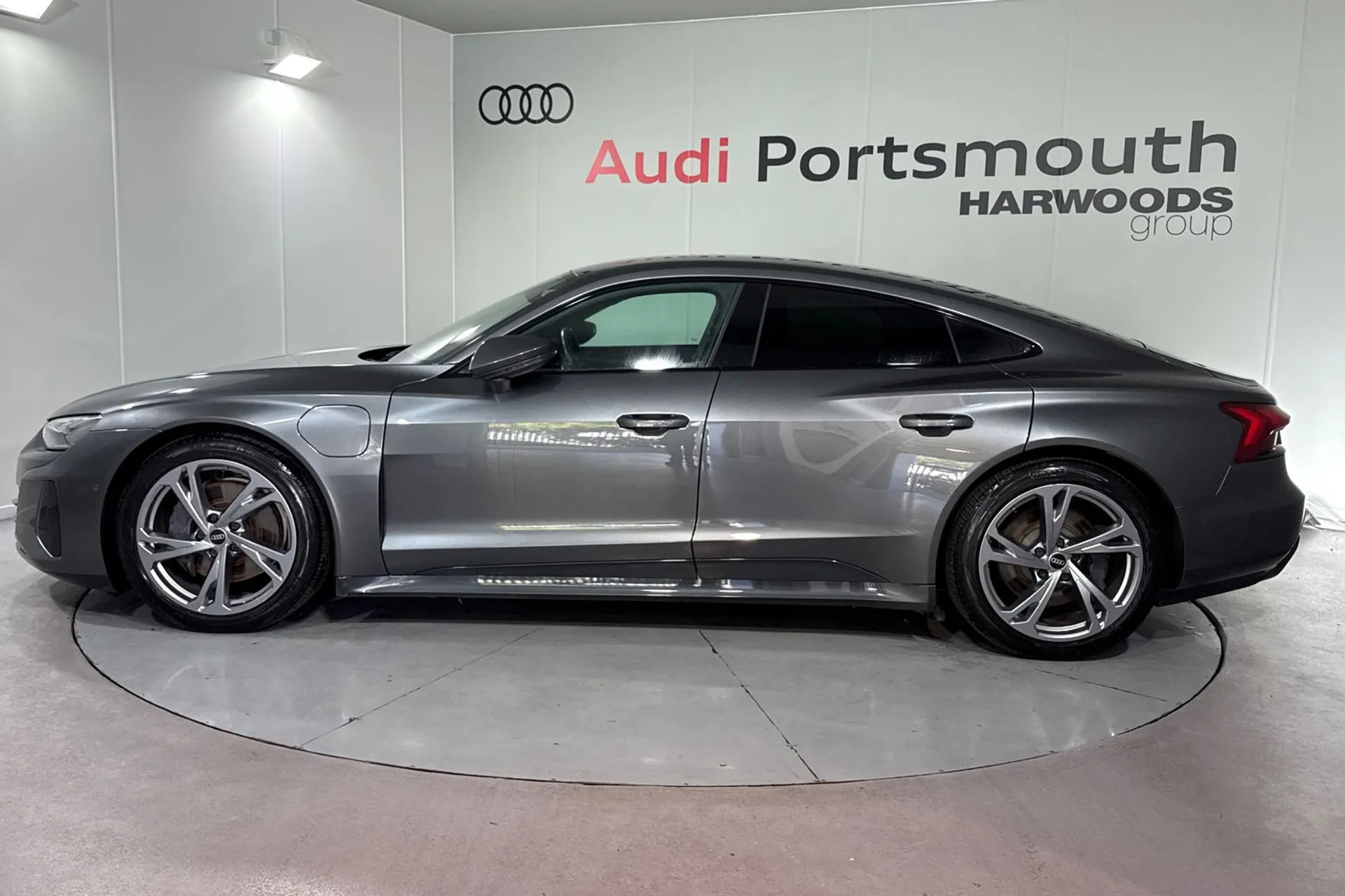 Audi e-tron GT thumbnail image number 11