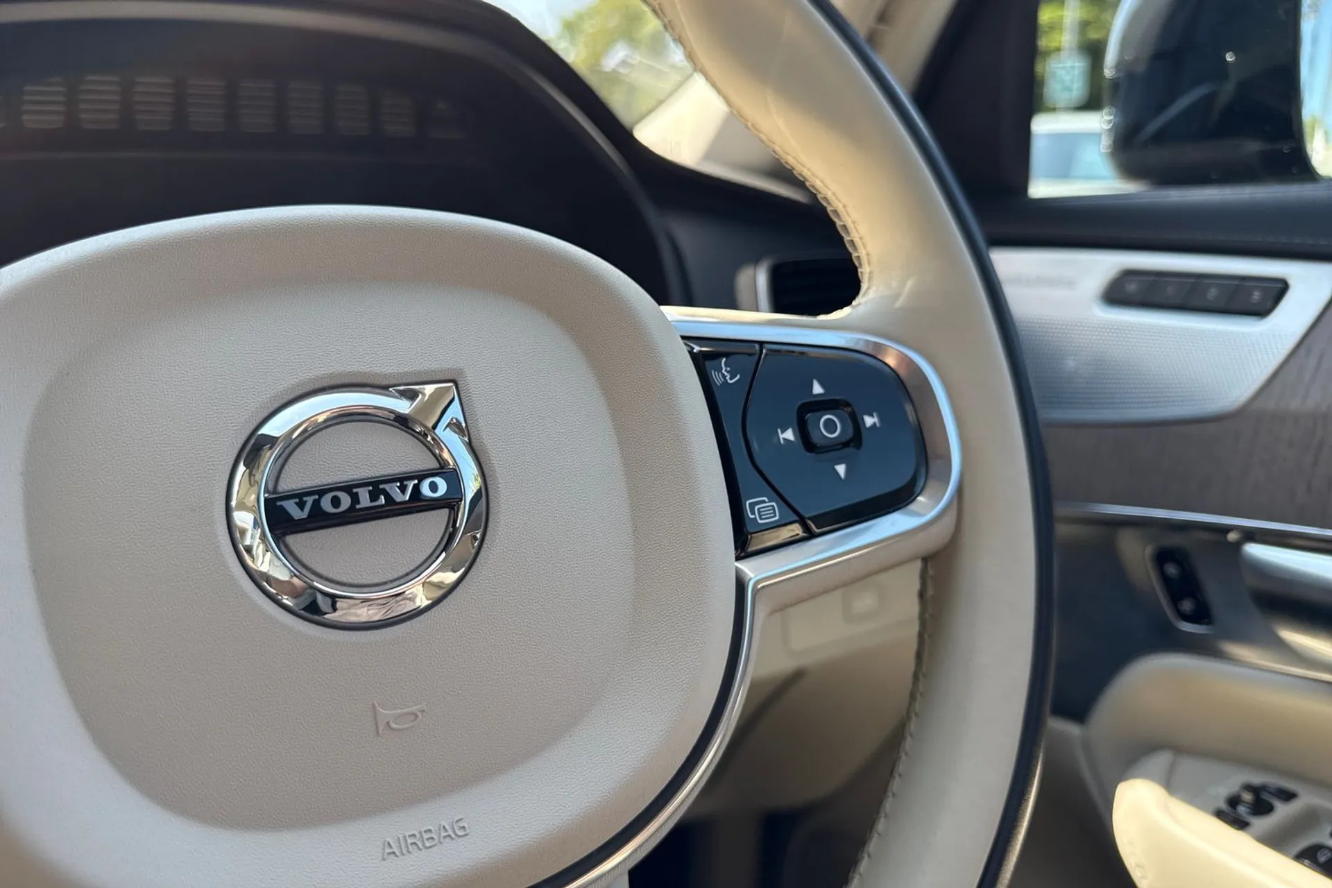 Volvo XC90 thumbnail image number 37