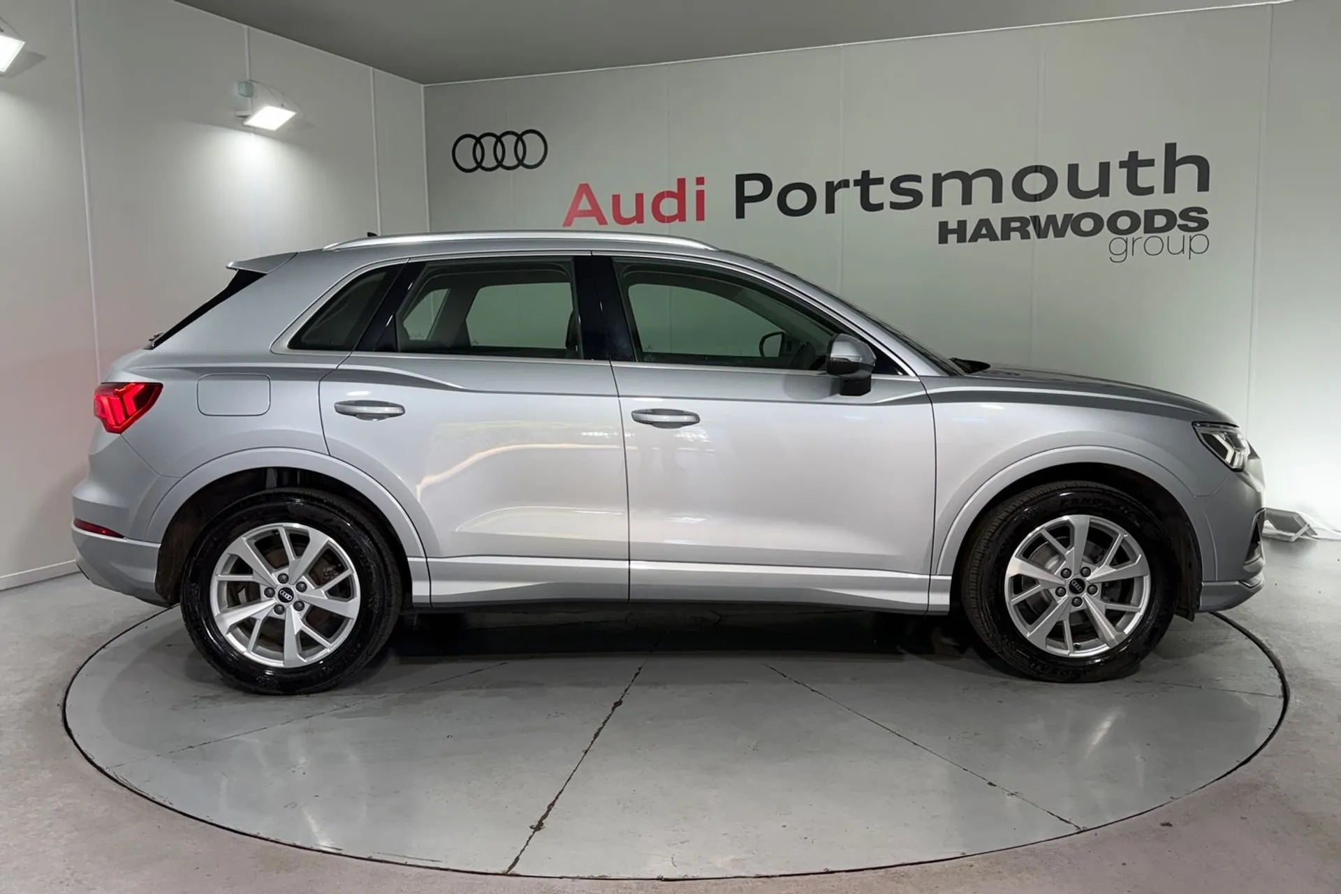 Audi Q3 thumbnail image number 2