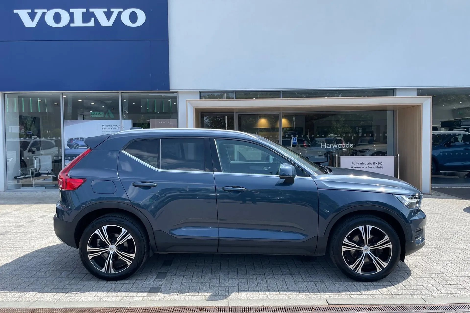 Volvo XC40 thumbnail image number 2