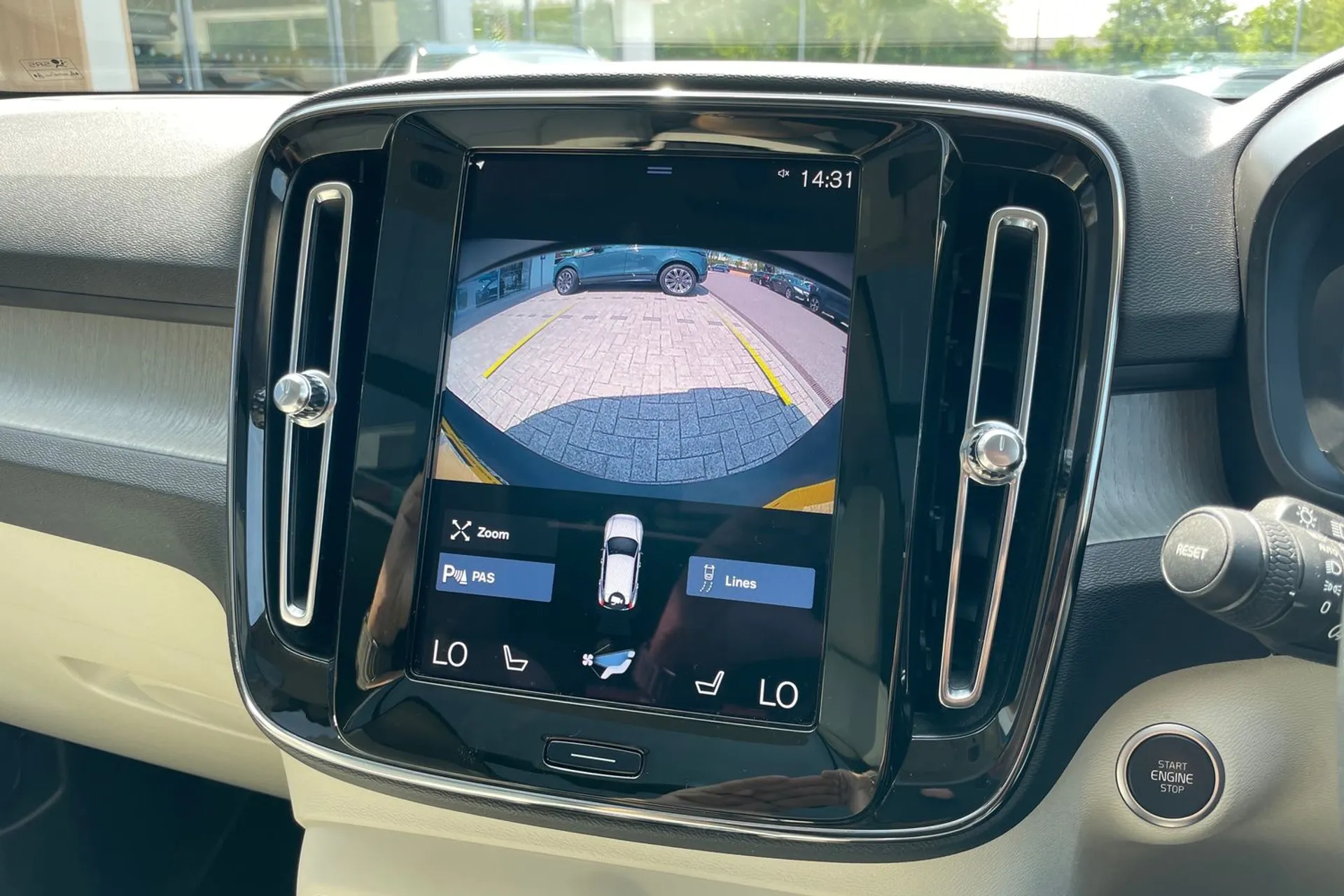 Volvo XC40 thumbnail image number 4