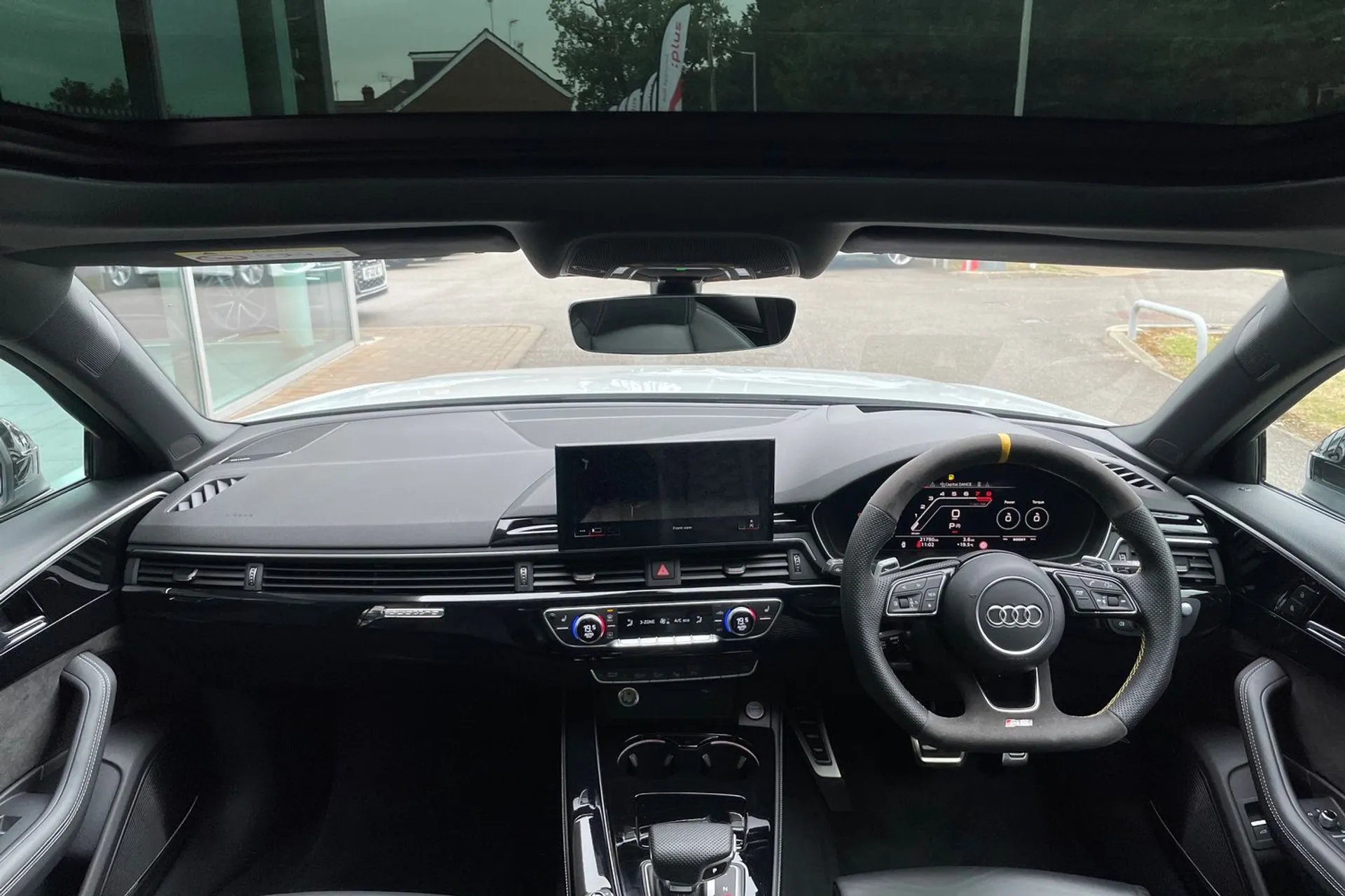 Audi RS4 thumbnail image number 3