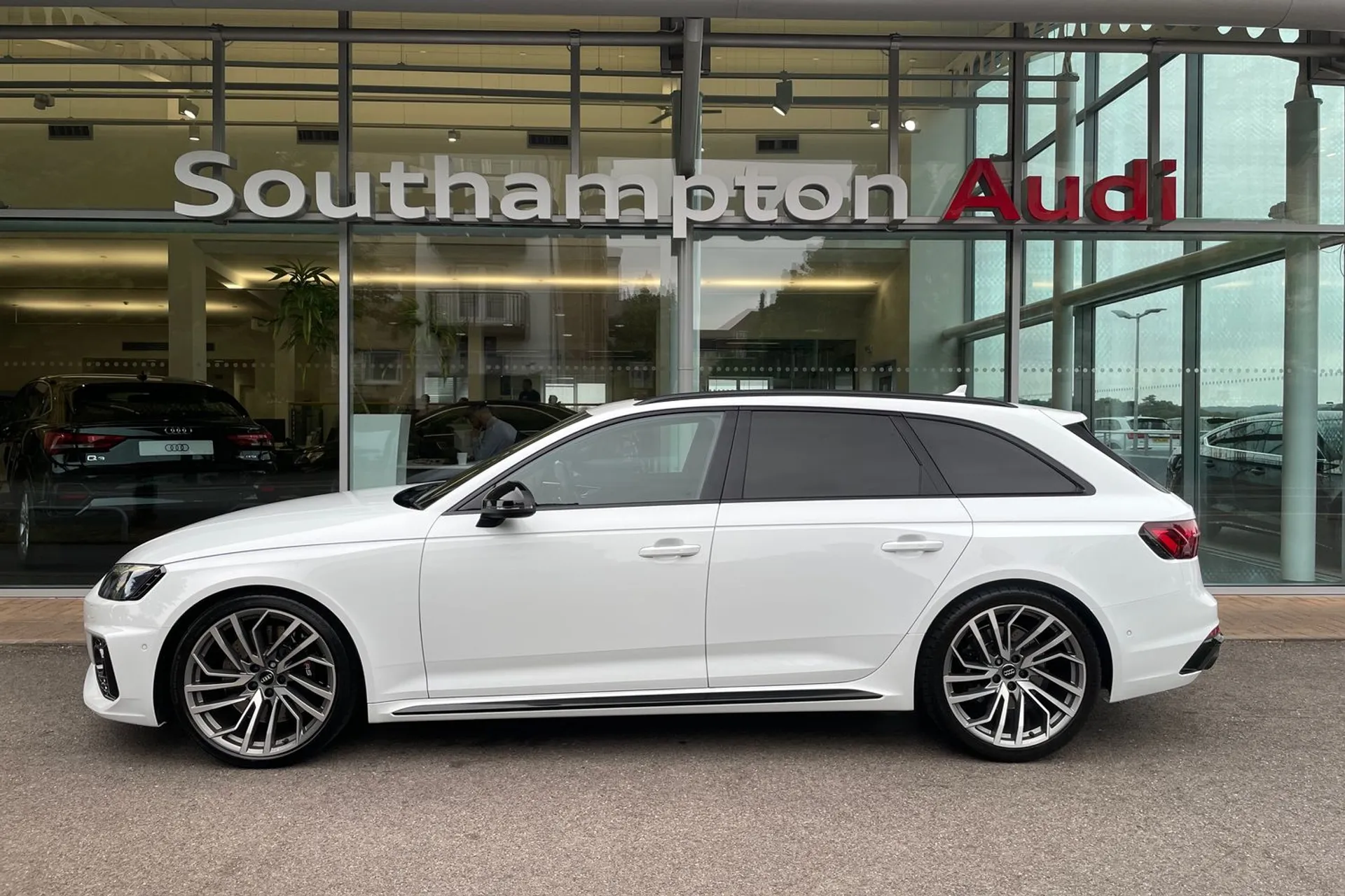 Audi RS4 thumbnail image number 8