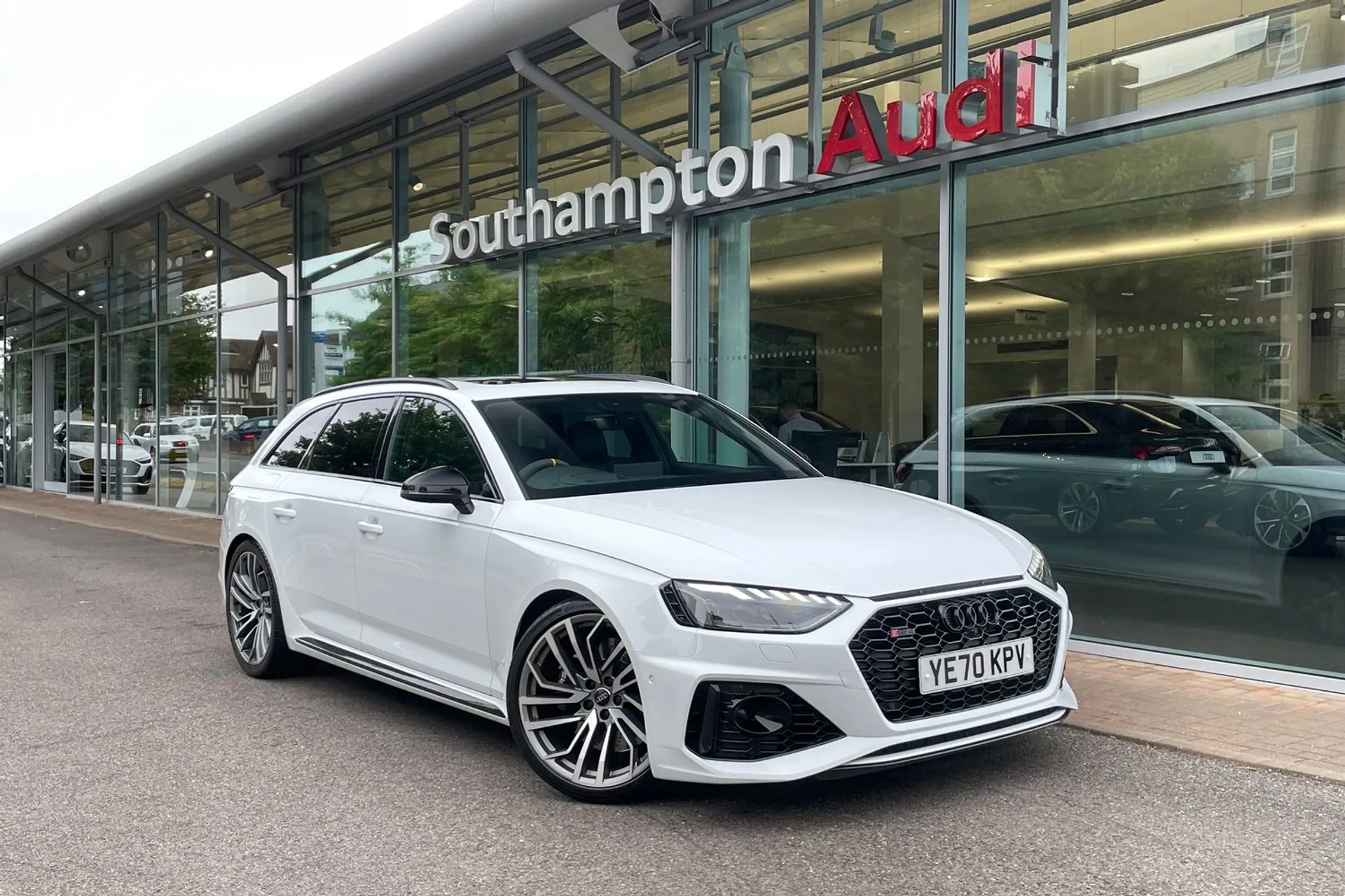 Audi RS4 focused image