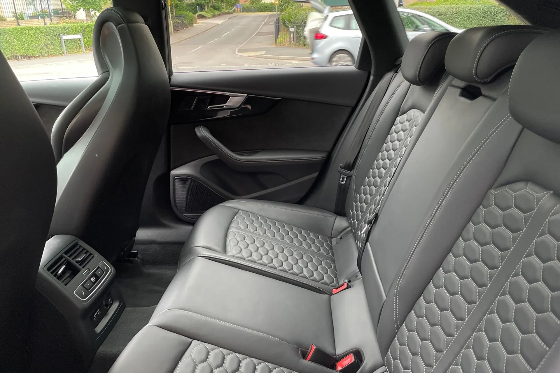 Audi RS4 thumbnail image number 29
