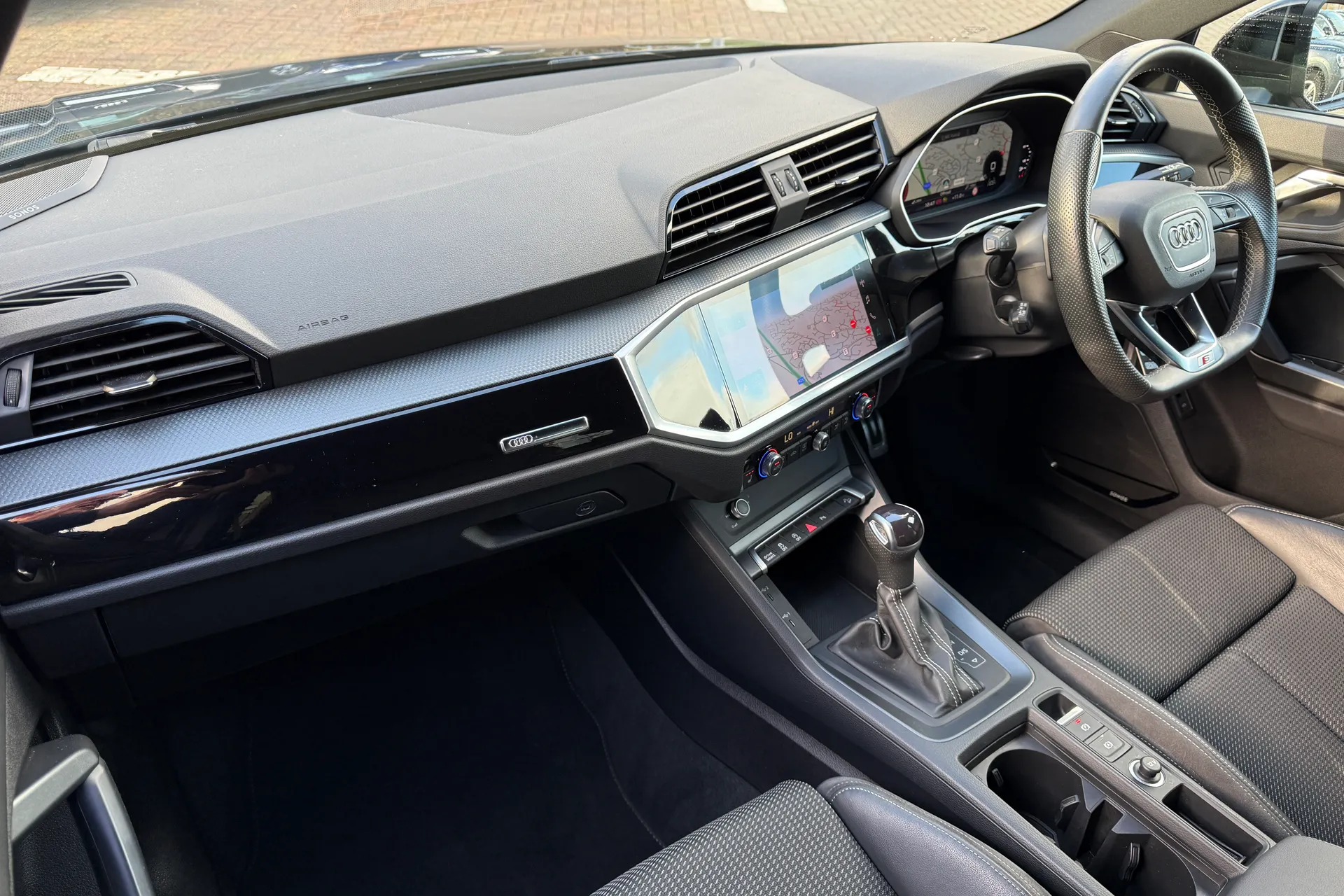 Audi Q3 thumbnail image number 18