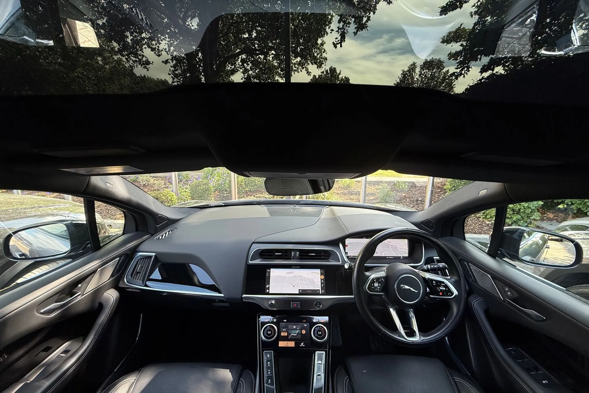 Jaguar I-PACE thumbnail image number 4