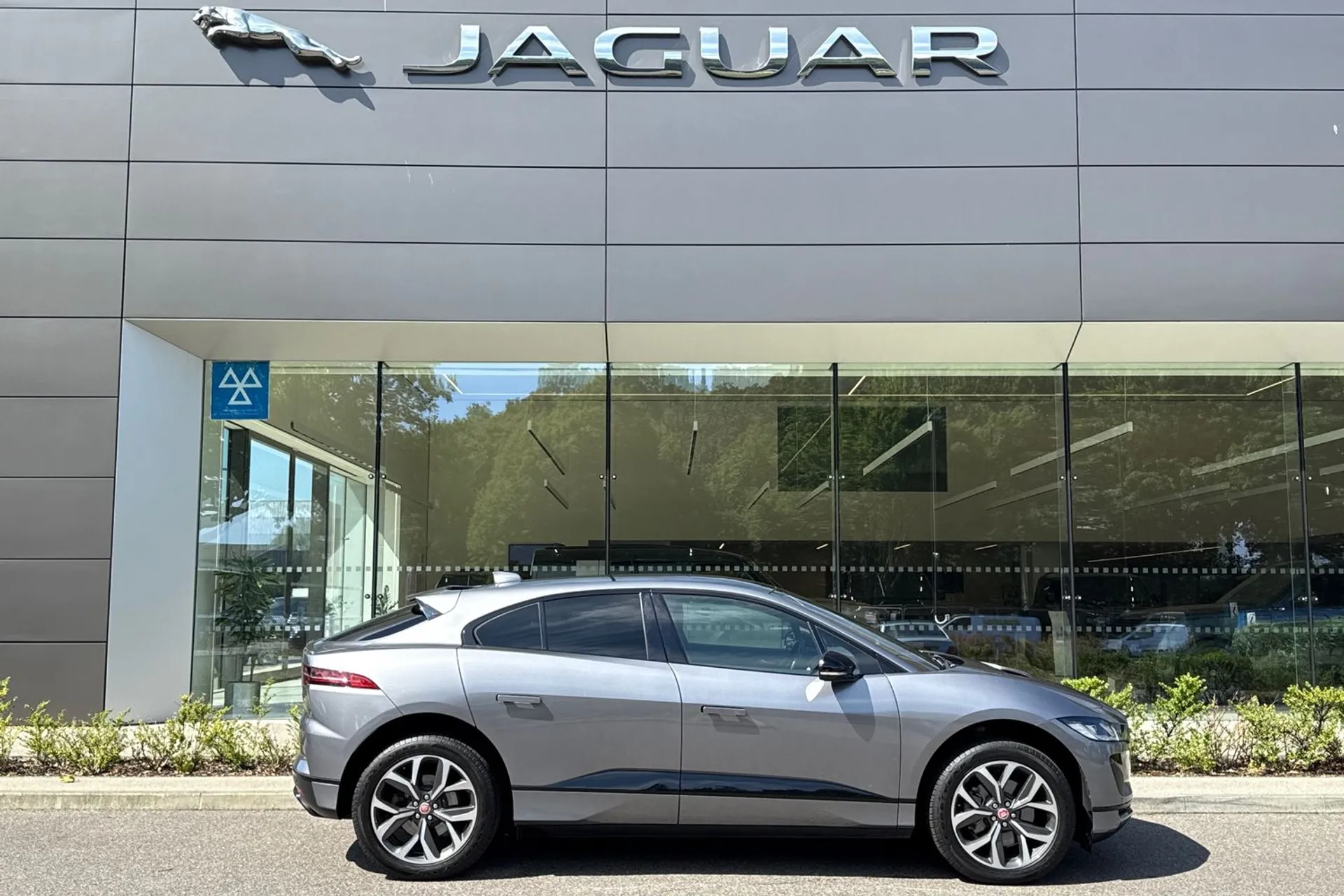 Jaguar I-PACE thumbnail image number 2