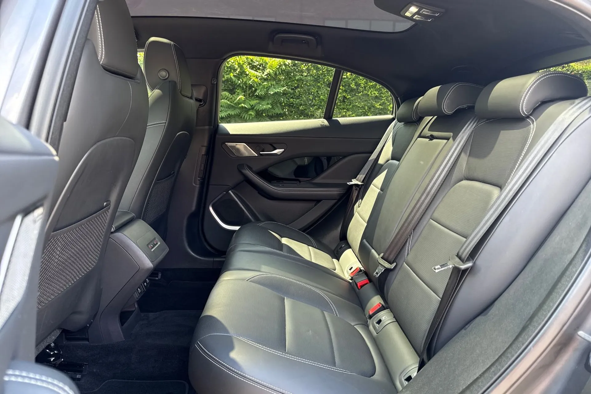 Jaguar I-PACE thumbnail image number 38