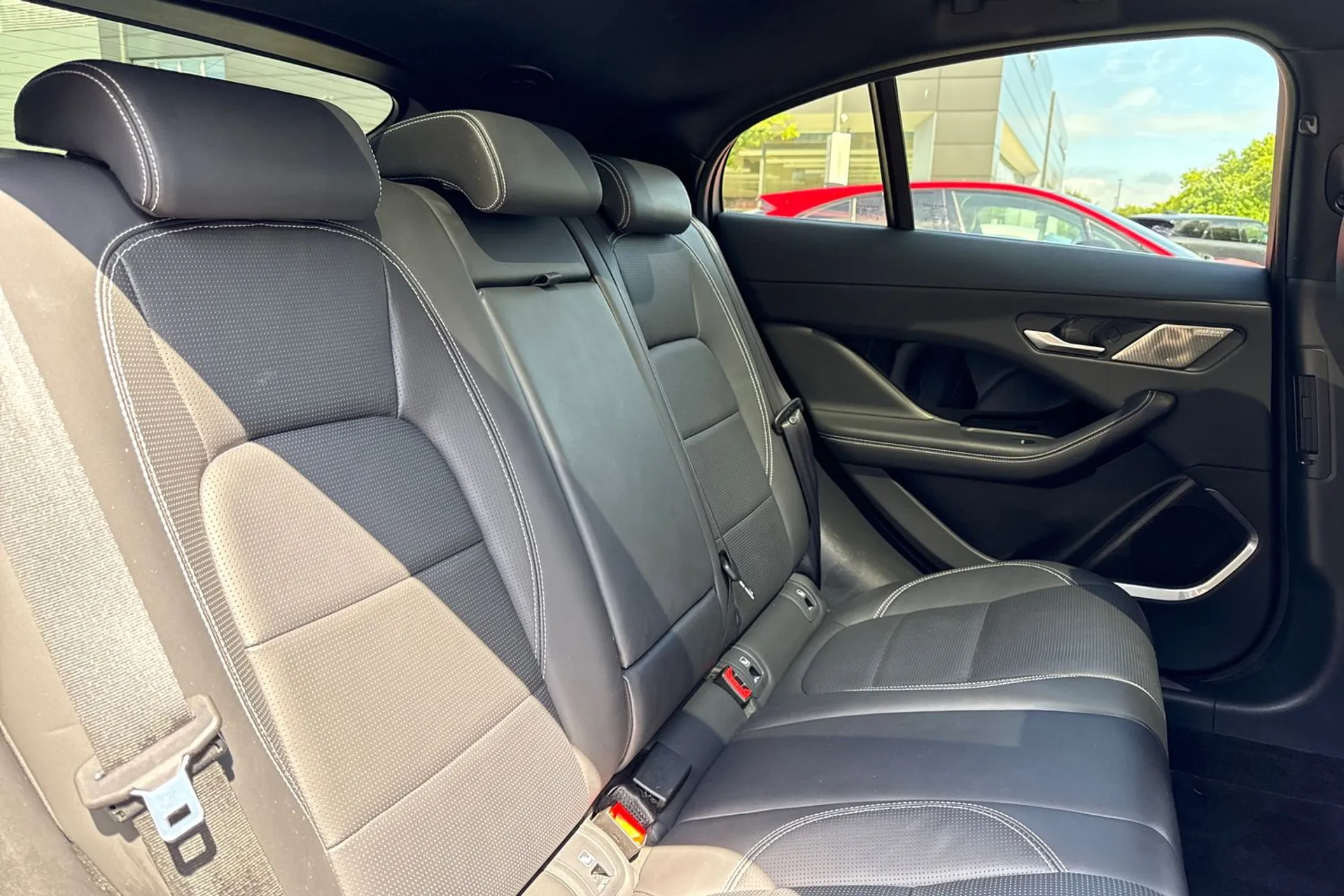 Jaguar I-PACE thumbnail image number 34